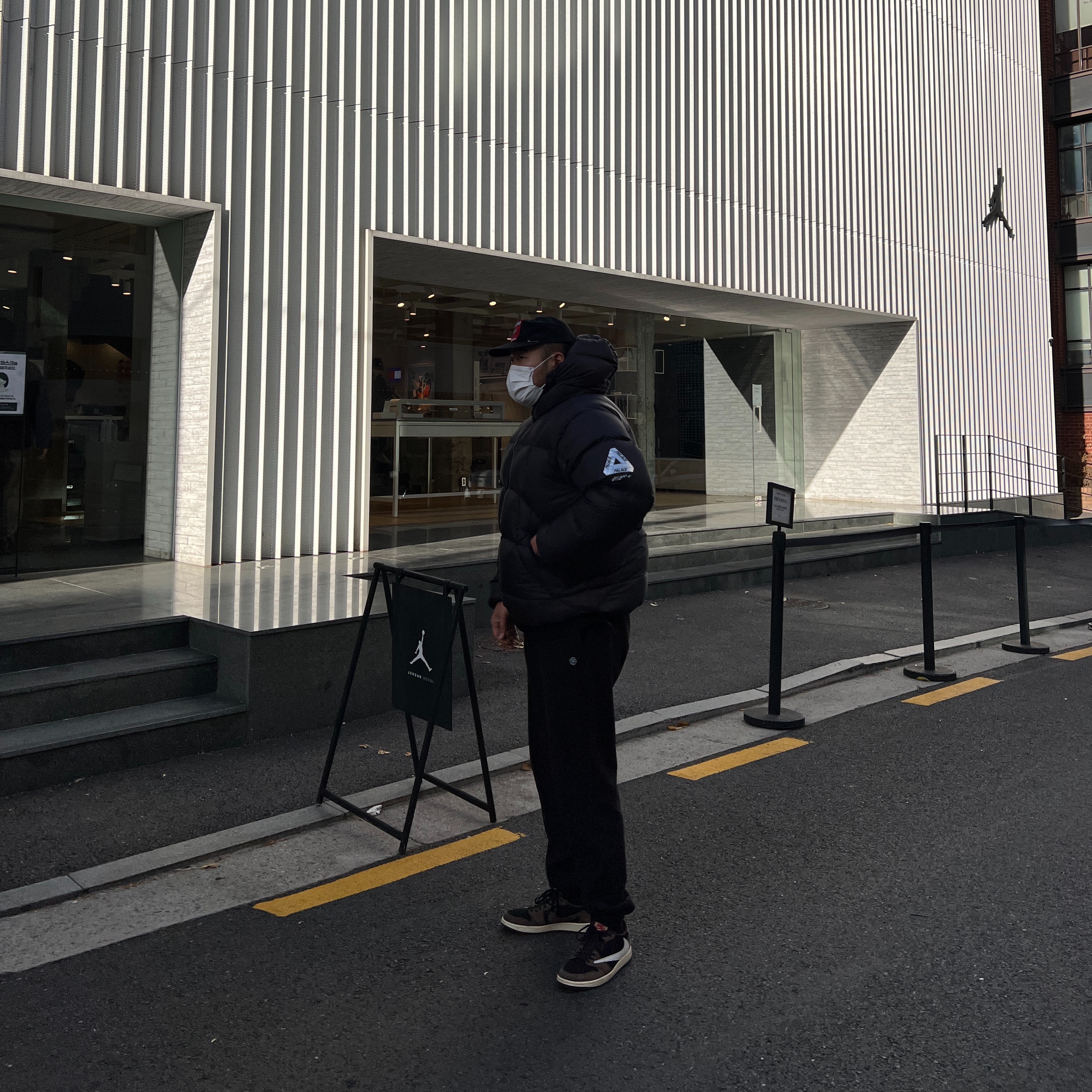 Palace Pertex Frost Balaclava Puffa Black - 22FW, Jordan 1 x Travis Scott Retro Low OG SP Mocha 착용 스타일 - 1