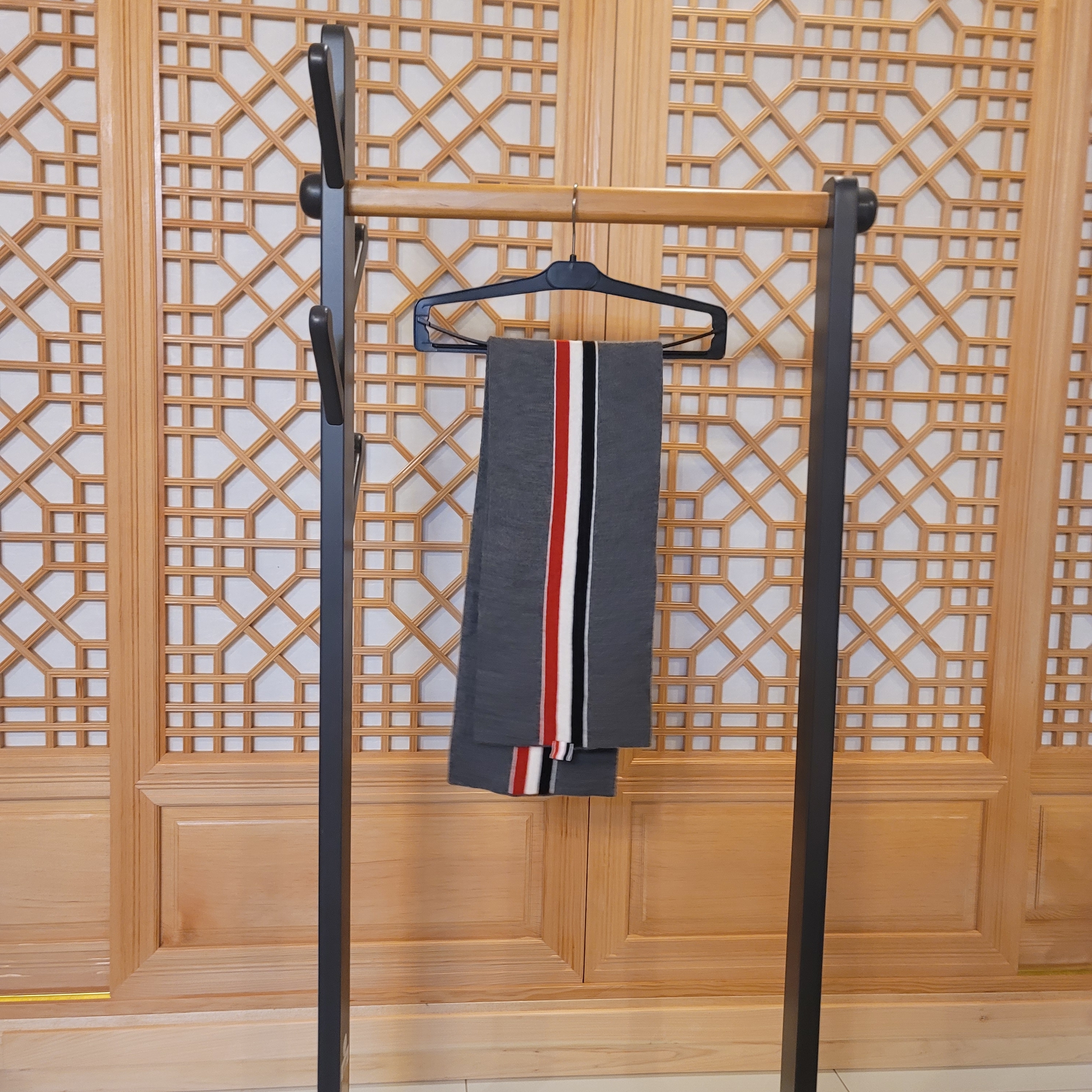 Thom Browne Jersey Stitch Superfine Merino Wool Intarsia Stripe Scarf Medium Grey 착용 스타일