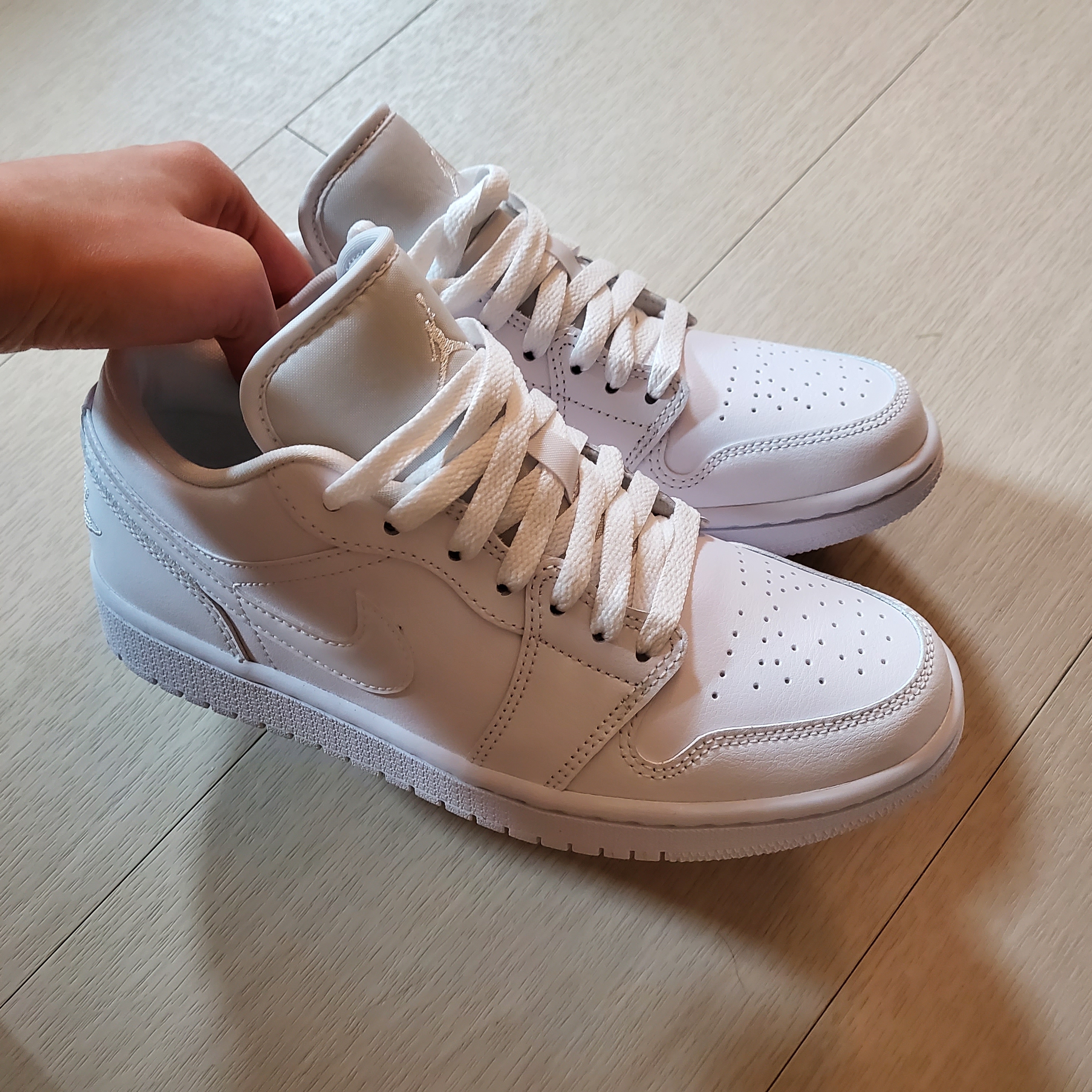 (W) Jordan 1 Low Triple White 2022 착용 스타일 - 2