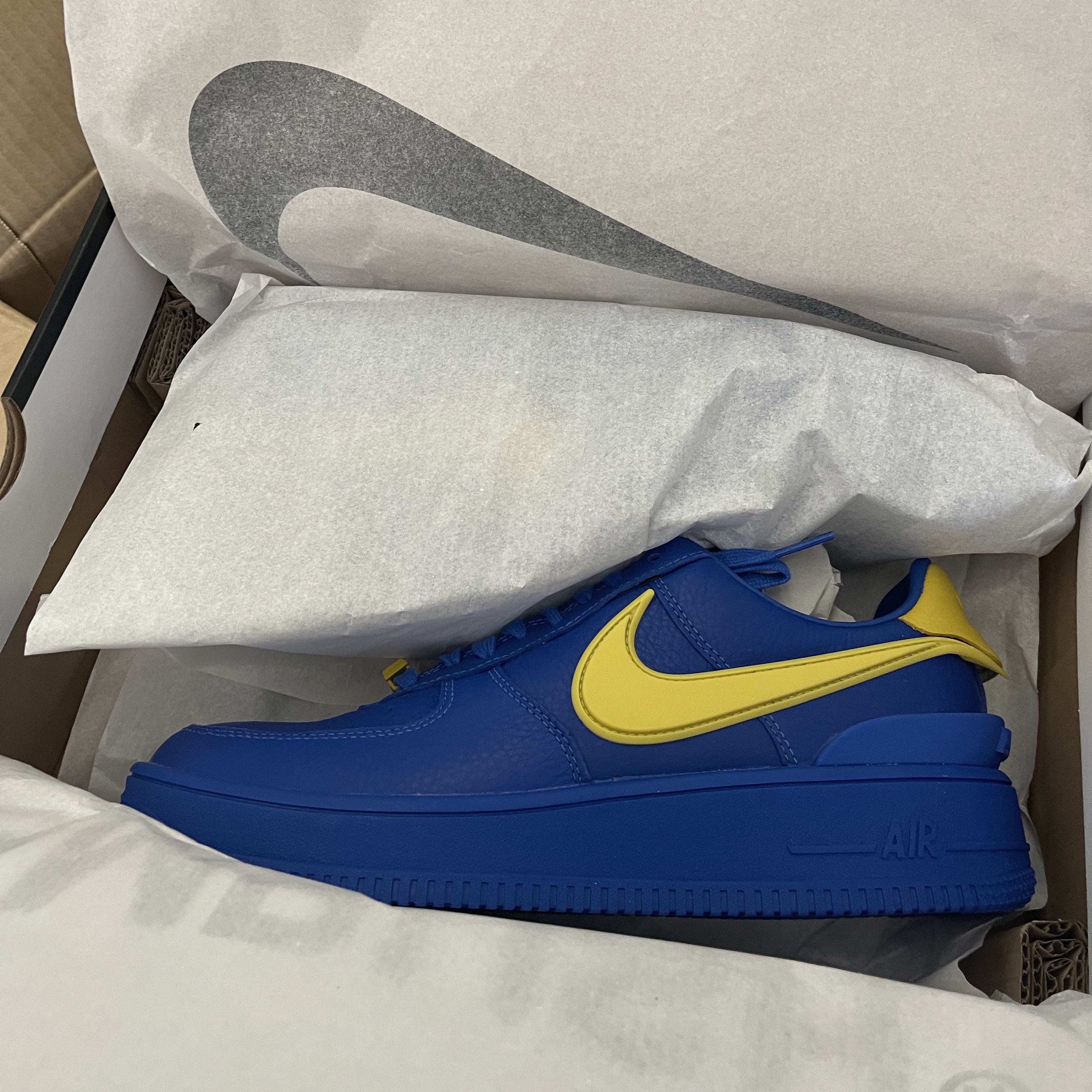 Nike x Ambush Air Force 1 Low SP Game Royal and Vivid Sulfur, Jordan 1 High Golf Midnight Navy 착용 스타일 - 1