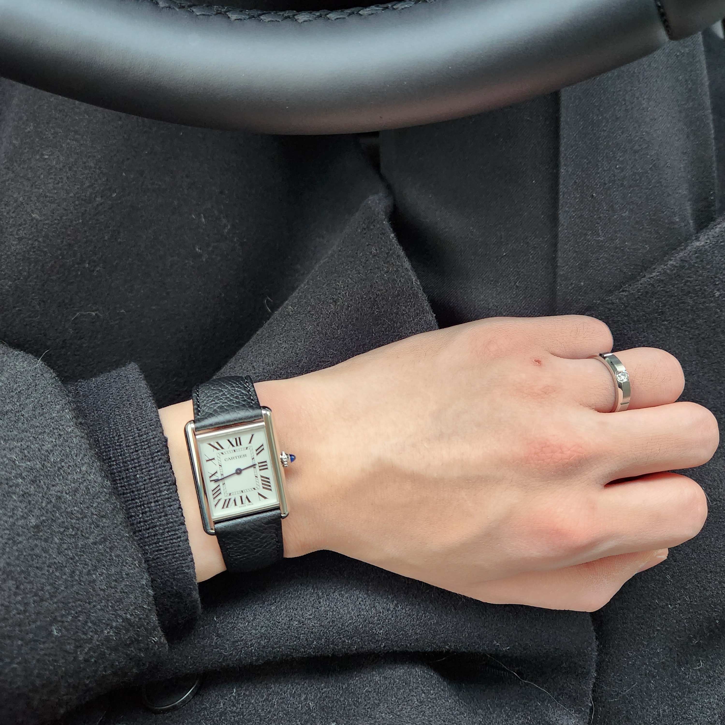 Cartier Tank Must Watch Large Quartz Steel Calfskin Black 착용 스타일 - 4