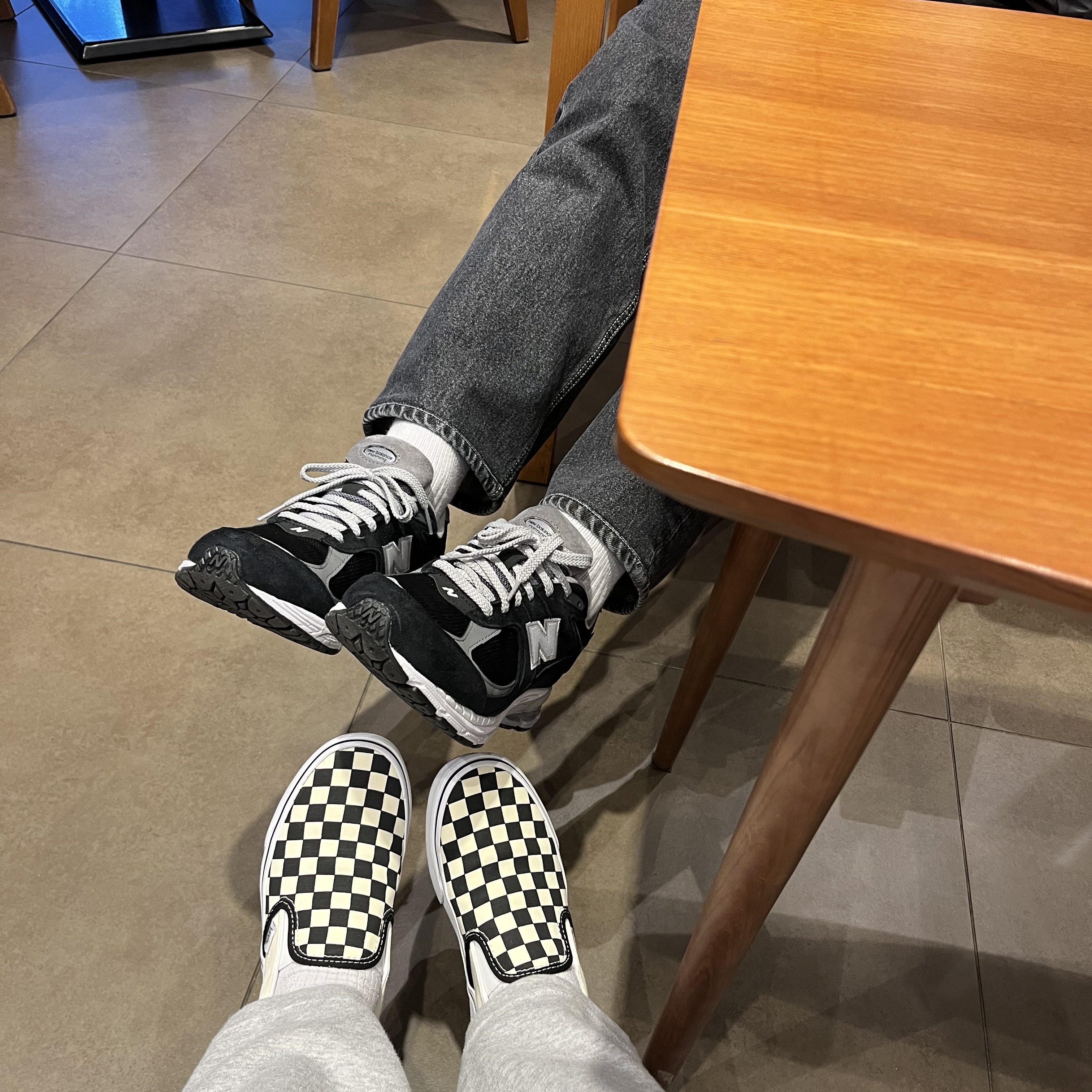 New Balance 2002R Gore-Tex Black Silver Metalic, Vans Slip-On Checkerboard 착용 스타일 - 1