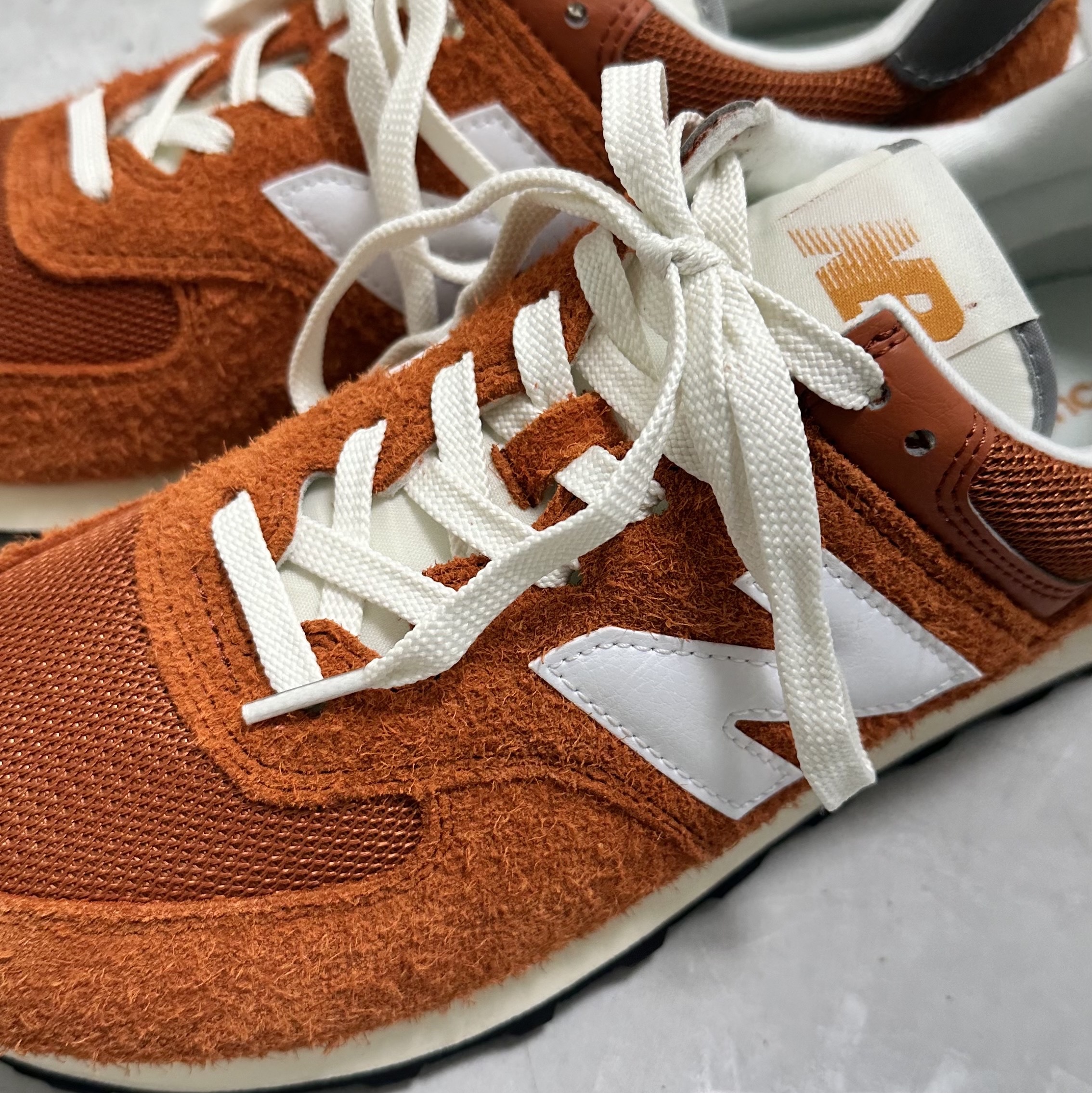New Balance 574 Heritage Orange Burst White 착용 스타일