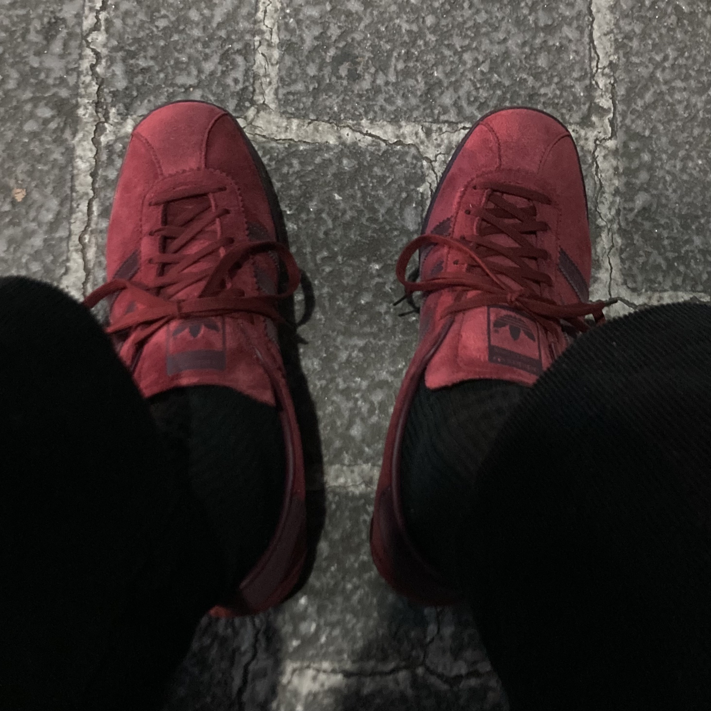 Adidas Tobacco Gruen Collegiate Burgundy 착용 스타일