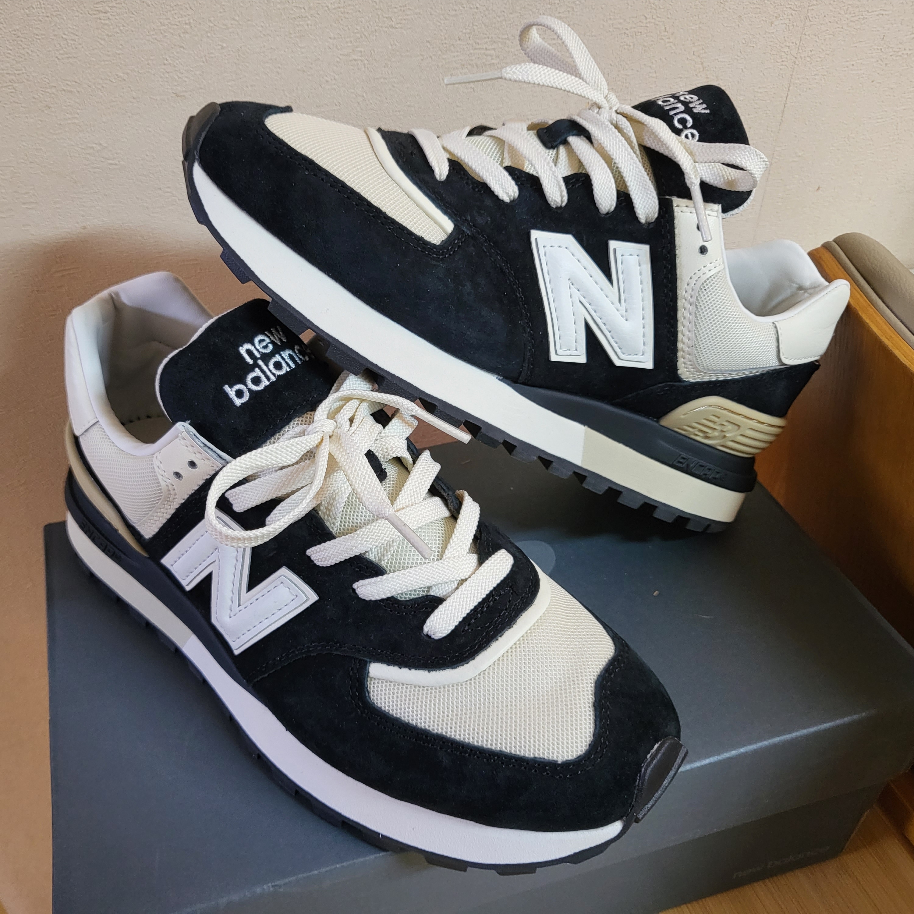 New Balance 574 Legacy Black Angora 착용 스타일 - 1