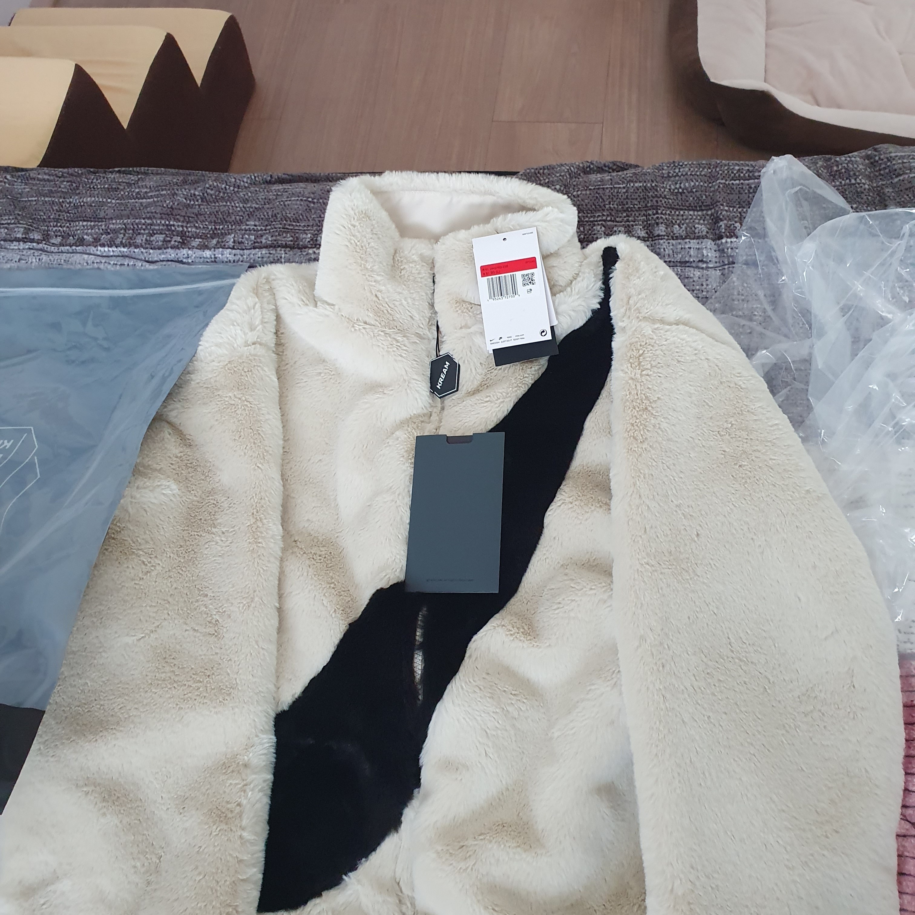 Nike NRG Solo Swoosh Fleece Hoodie Black White - US/EU, (W) Nike NSW Faux Fur Jacket Fossil - Asia 착용 스타일 - 2