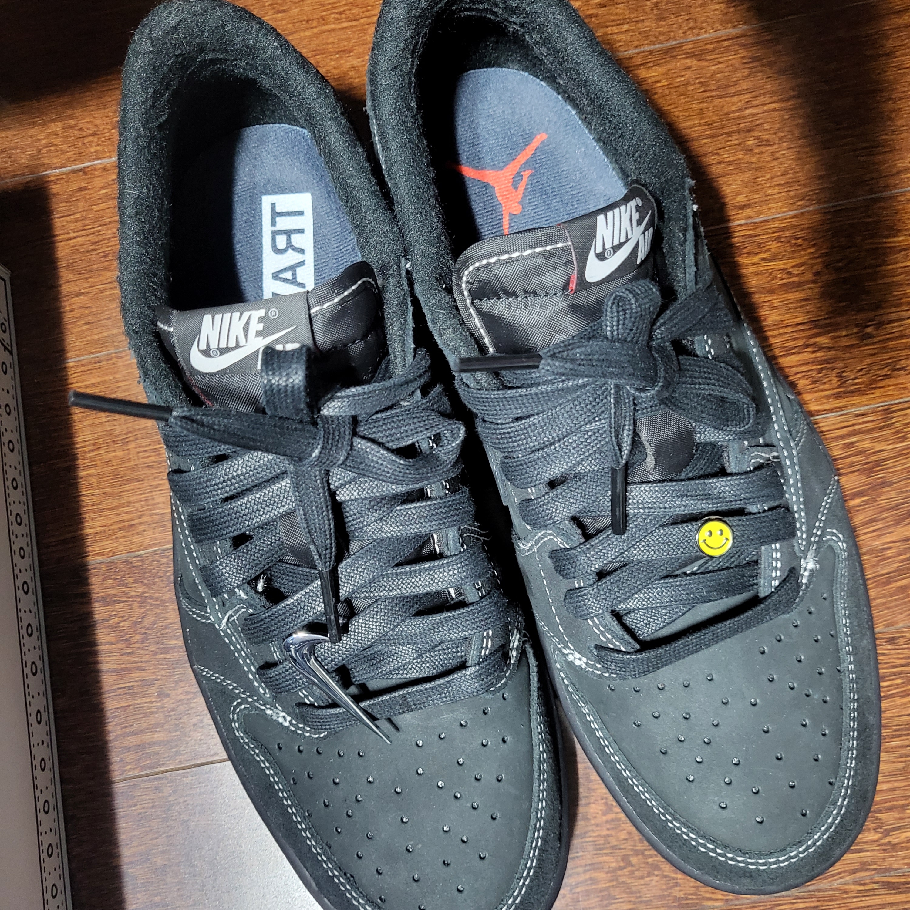 Jordan 1 x Travis Scott Retro Low OG SP Black Phantom 착용 스타일 - 3