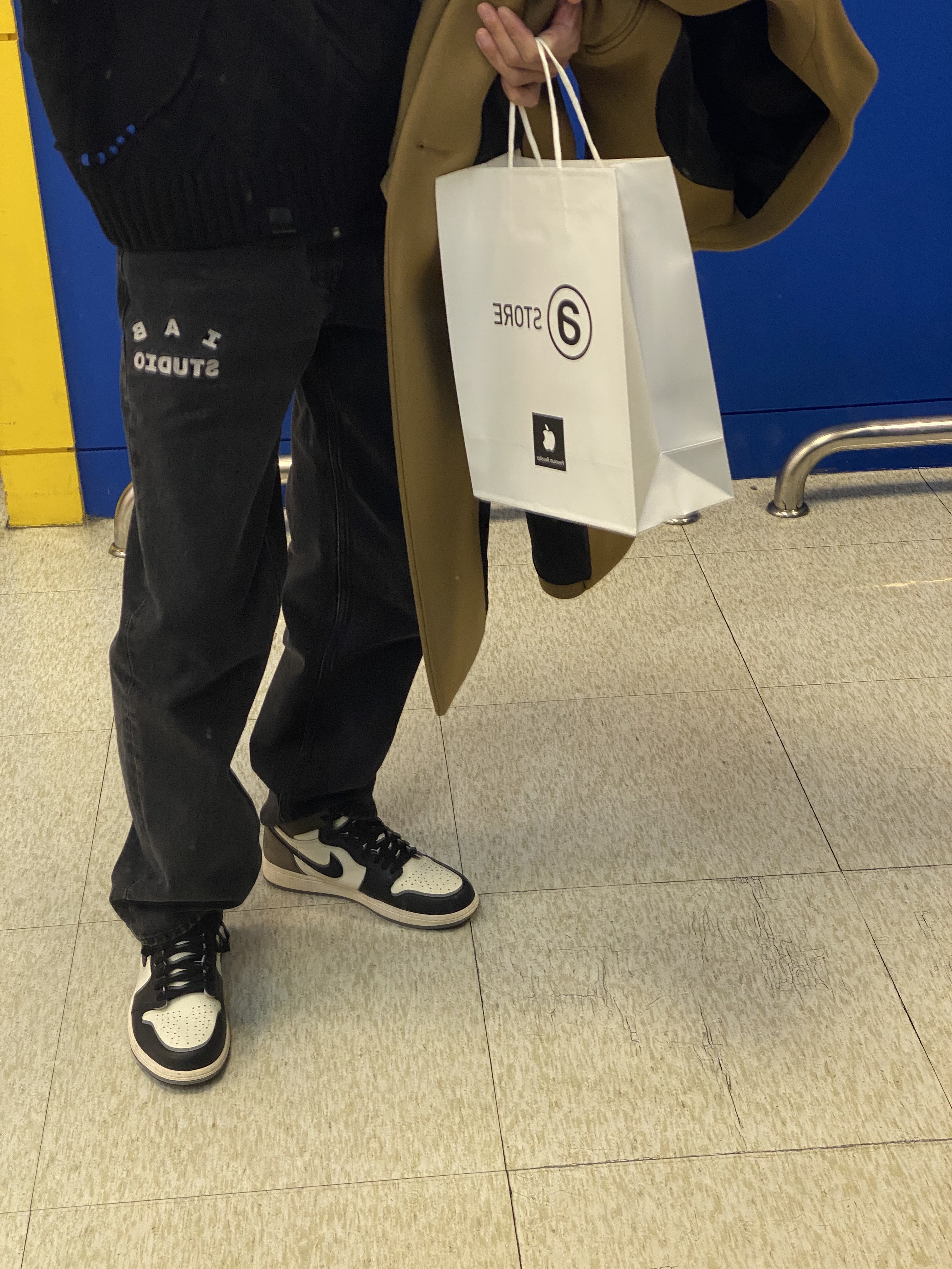 Apple iPad Pro 6th Gen 12.9-inch Cellular 256GB Space Gray (Korean Ver.), IAB Studio x Lee Denim Jeans Black 착용 스타일