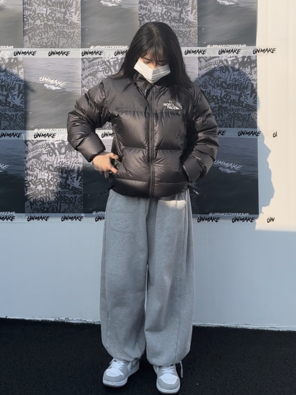 The North Face 1996 Eco Nuptse Jacket Black, Nike Dunk Low Retro Wolf Grey 착용 스타일 - 2