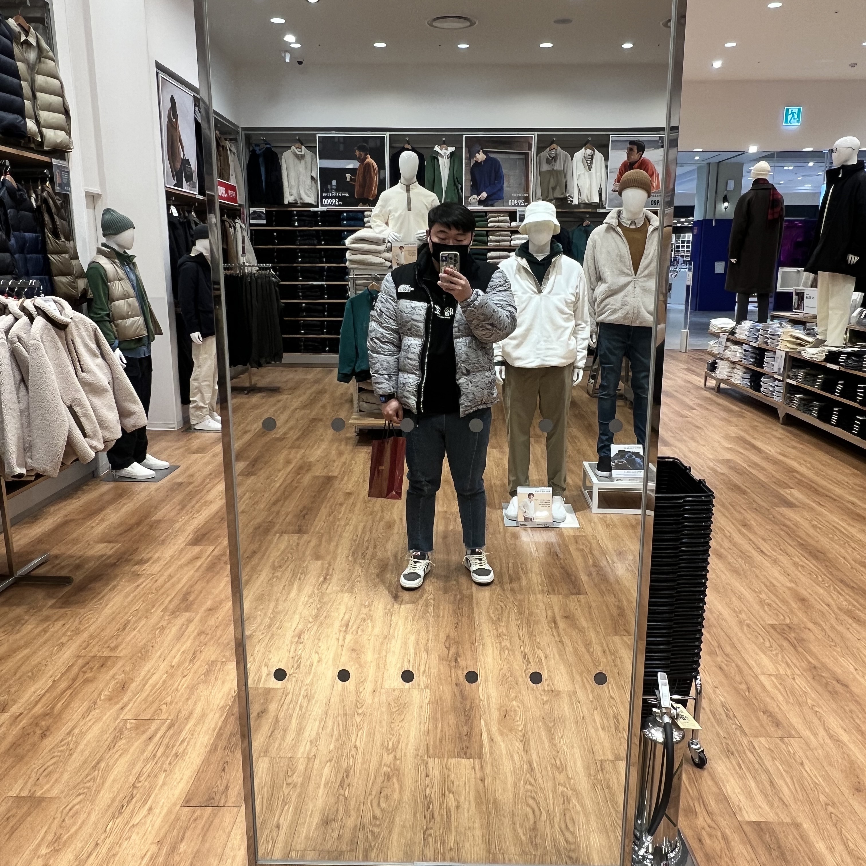 Jordan 1 x Travis Scott Retro Low OG SP Sail and Ridgerock, The North Face White Label Novelty Nuptse Down Jacket White 착용 스타일 - 1