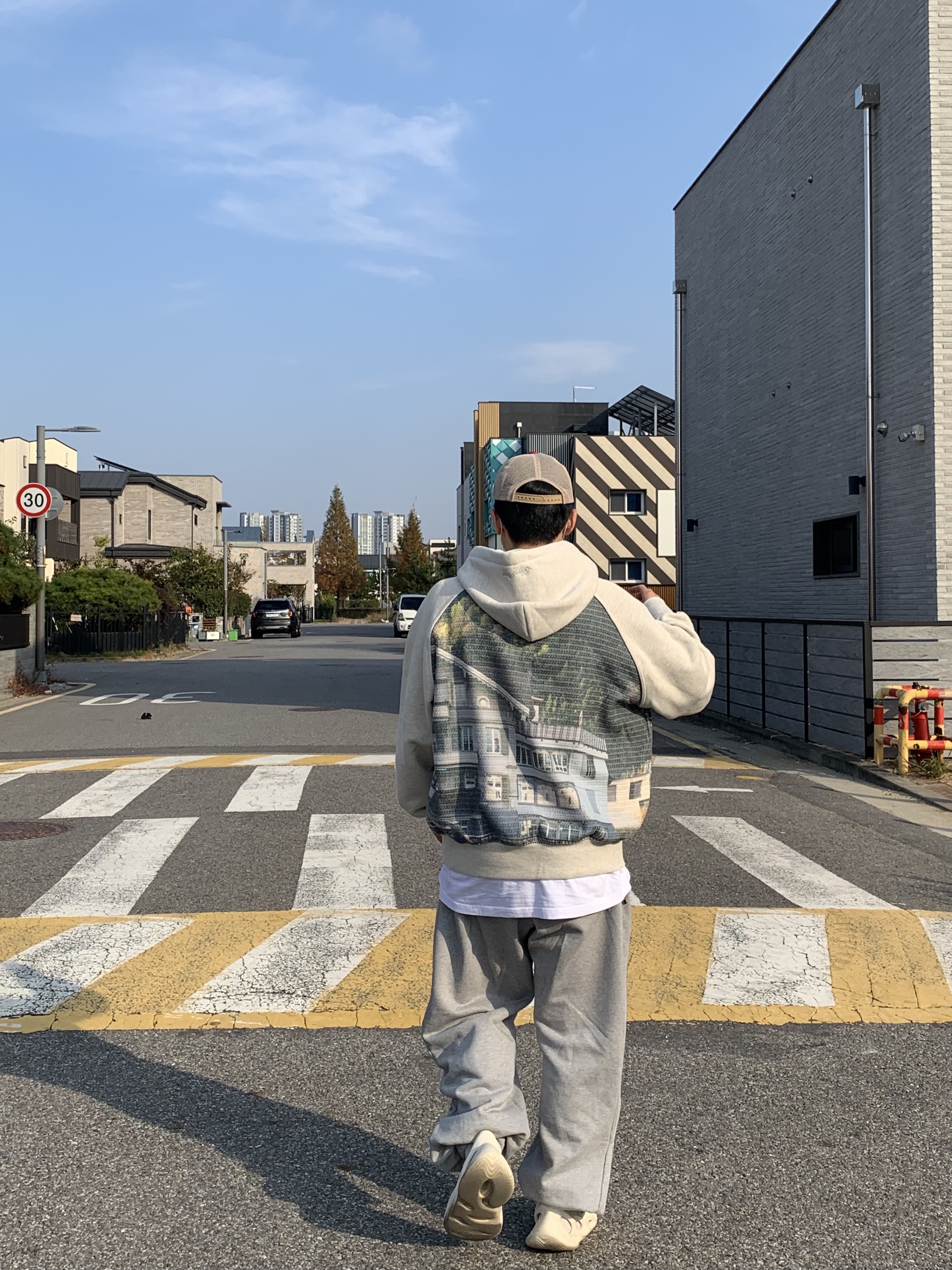 Adidas Yeezy Foam RNNR Sand 착용 스타일 - 3