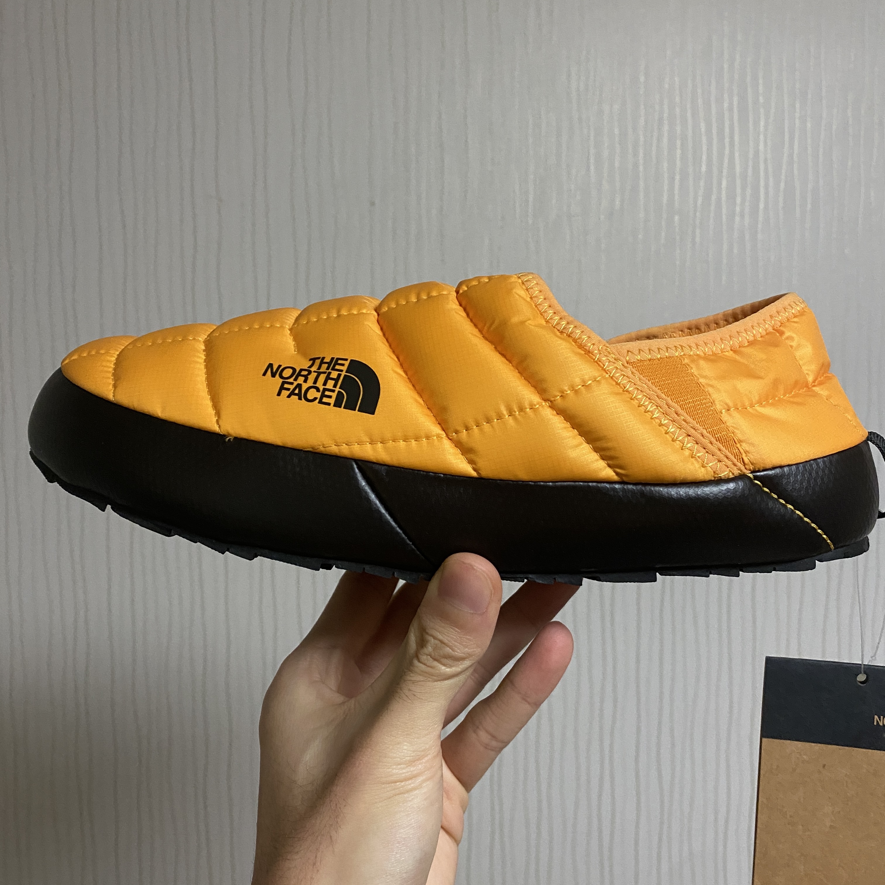 The North Face Thermoball Traction Mule V Summit Gold, The North Face Thermoball Traction Mule V Black 착용 스타일 - 3