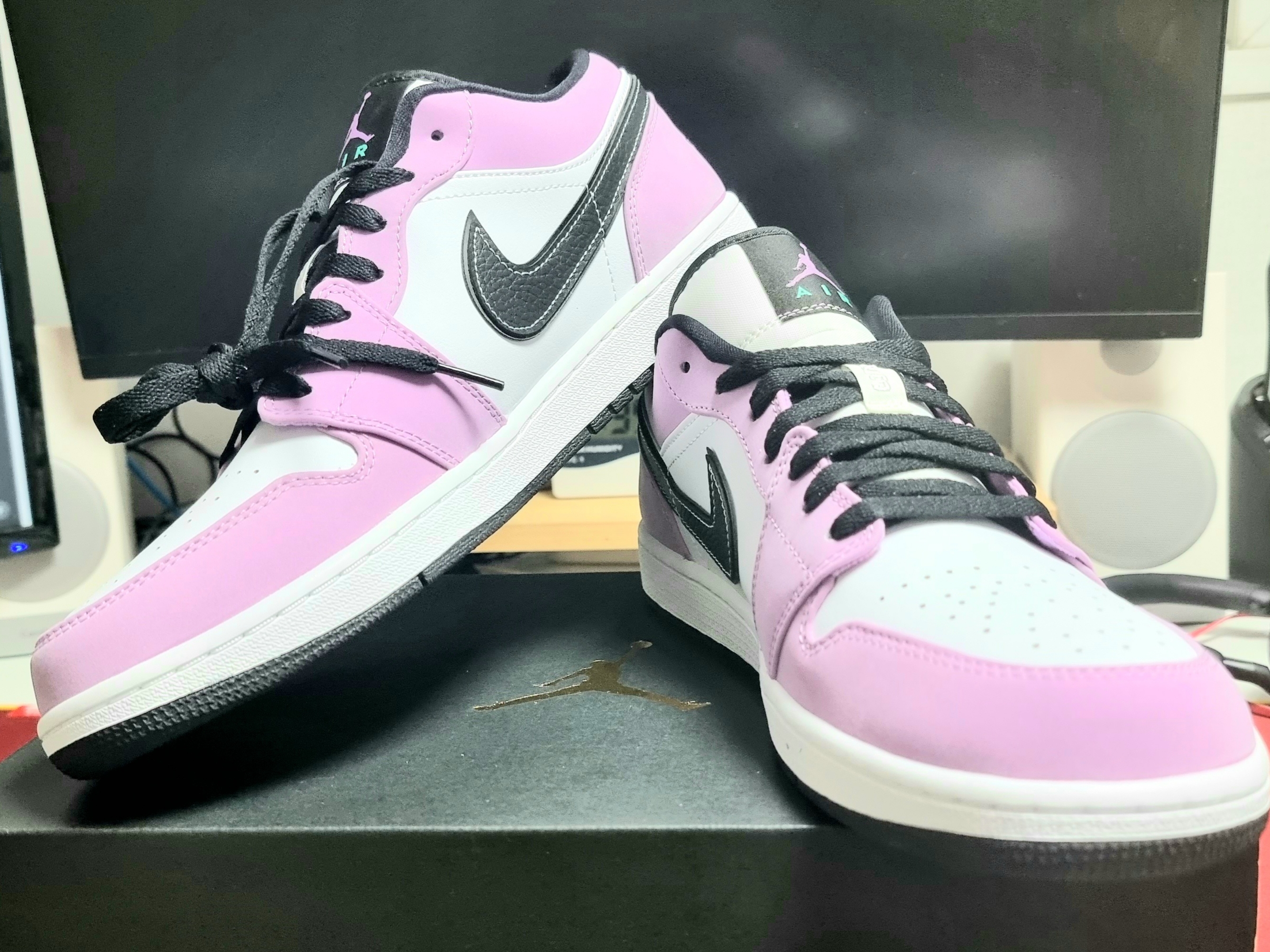 Jordan 1 Low SE Violet Shock 착용 스타일