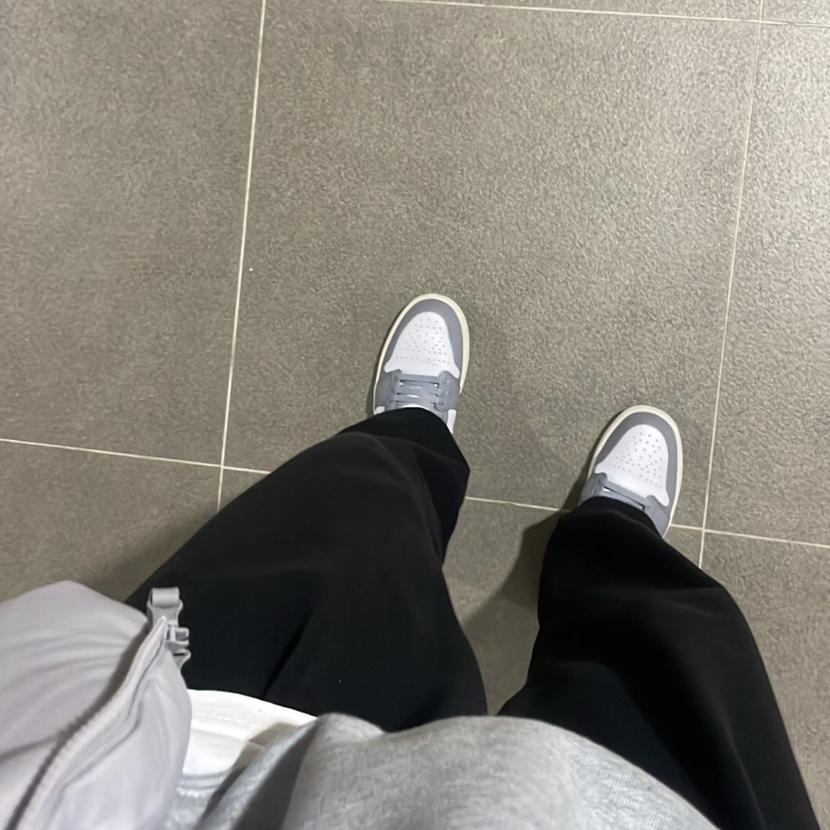 Jordan 1 Low Stealth and White 착용 스타일