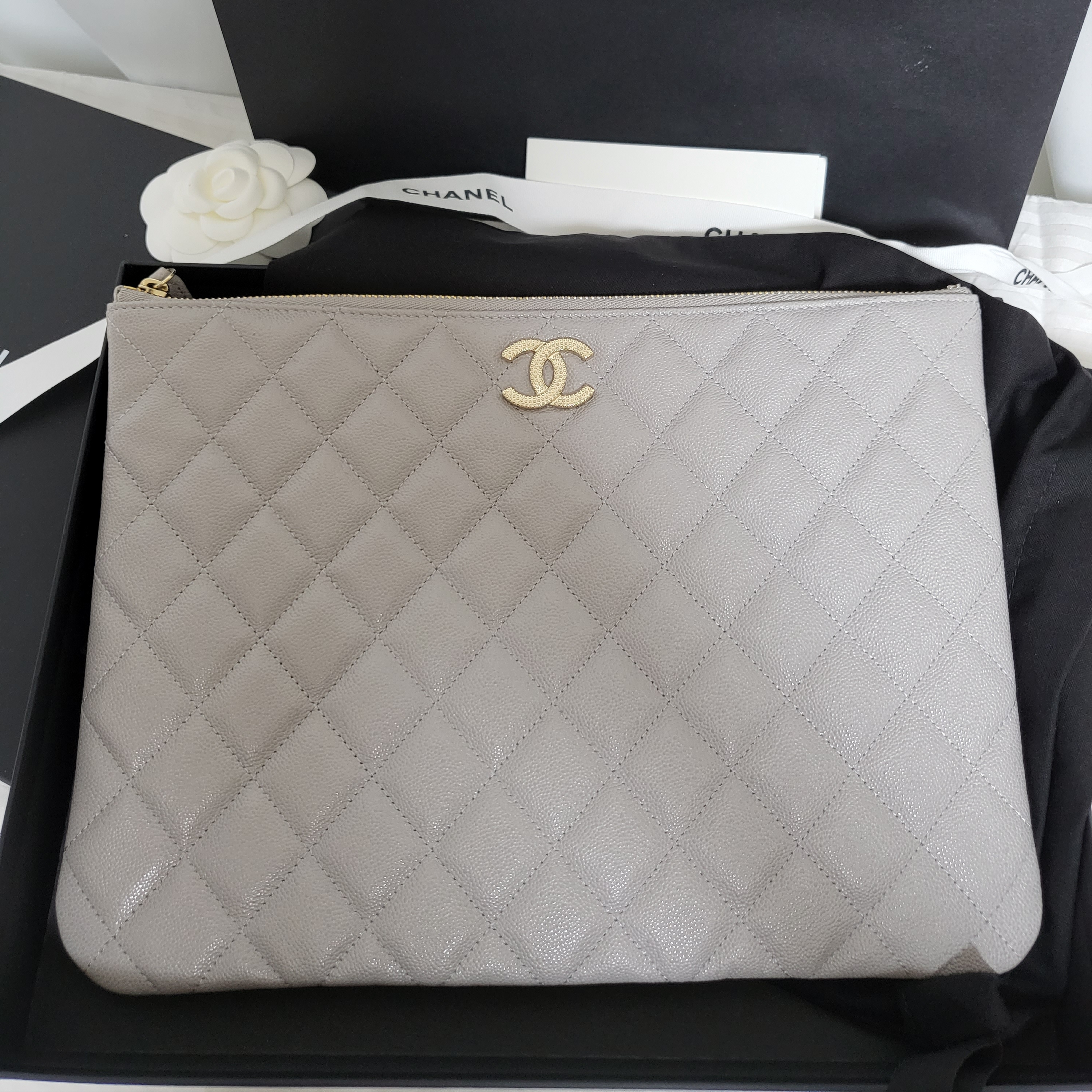 Chanel Medium Pouch Grained Calfskin & Gold Light Grey 착용 스타일