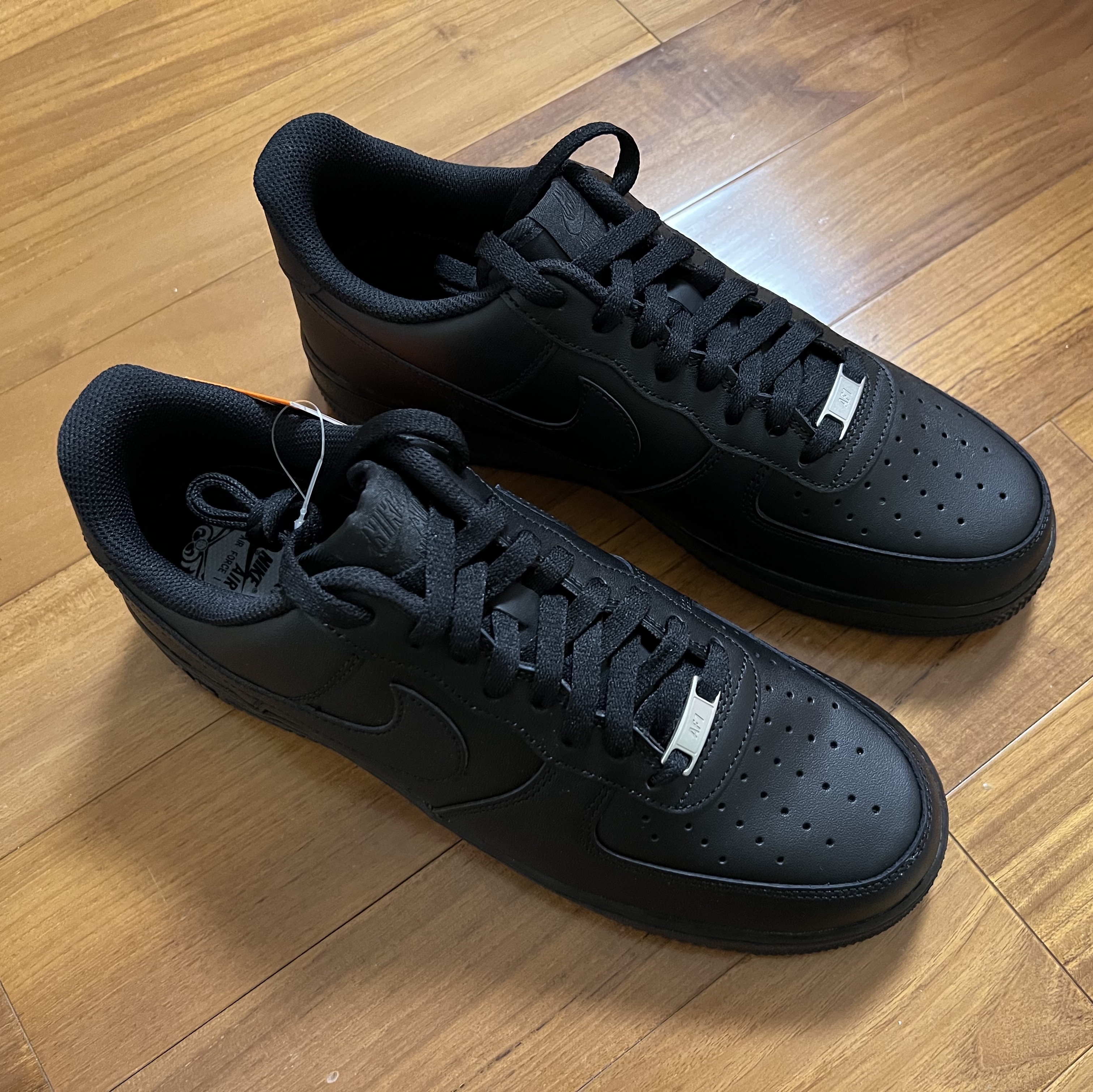 Nike Air Force 1 '07 Low Triple Black 착용 스타일