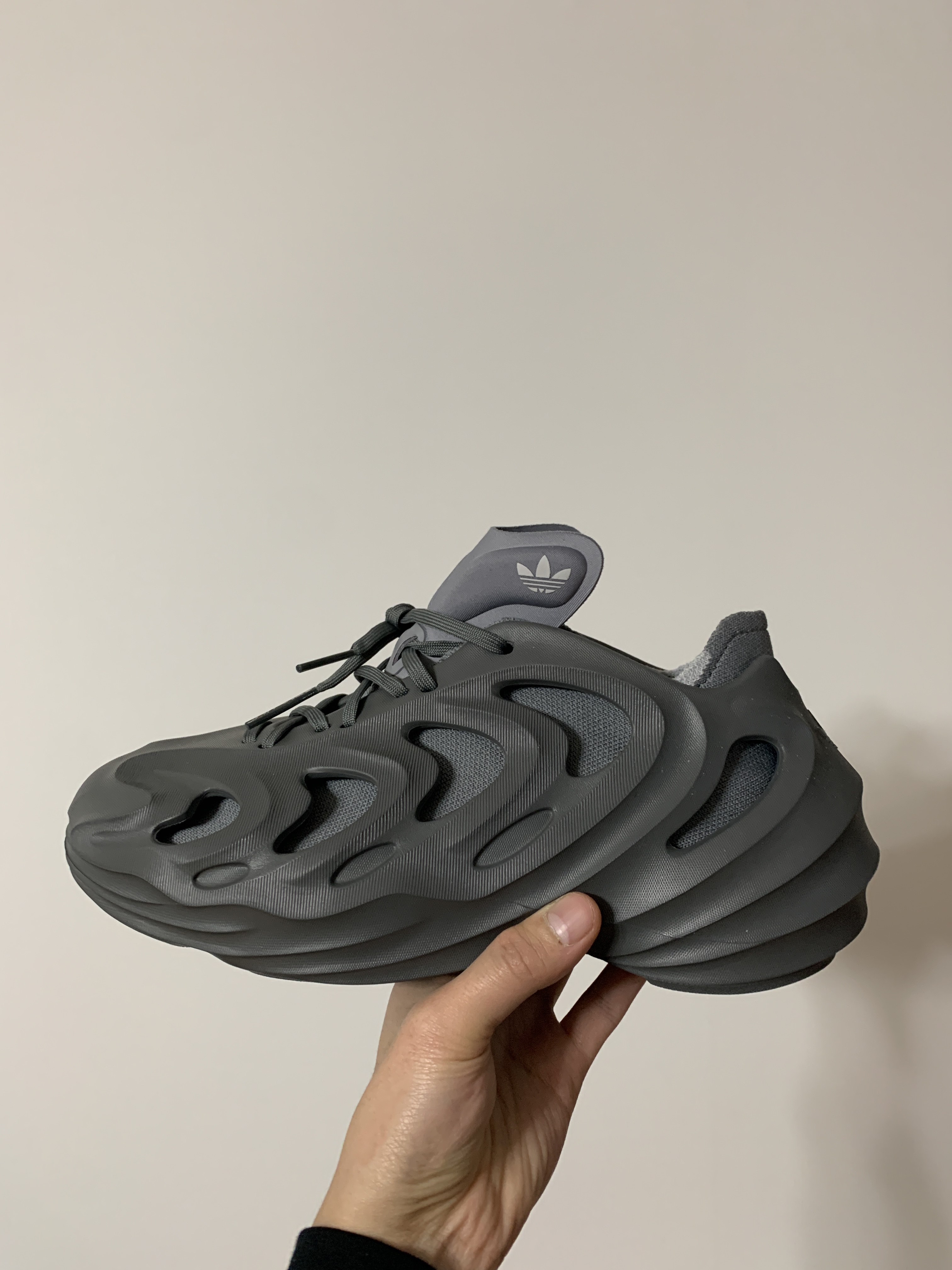 Hoka Tor Ultra Hi 2 WP Black, Adidas Adifom Q Grey 착용 스타일 - 3