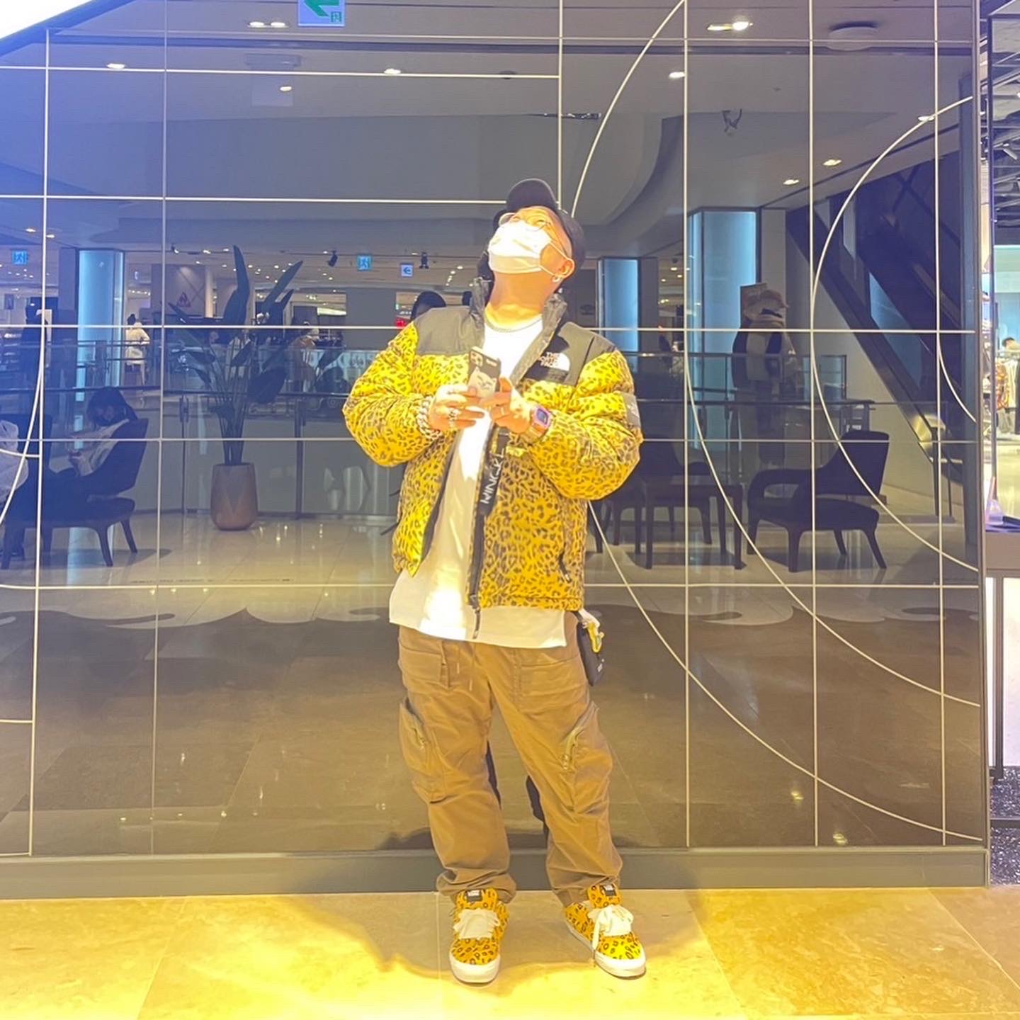 Vans Vault x Imran Potato Knu-Skool VR3 LX Leopard Golden Glow, The North Face White Label Novelty Nuptse Down Jacket P Gold 착용 스타일 - 3