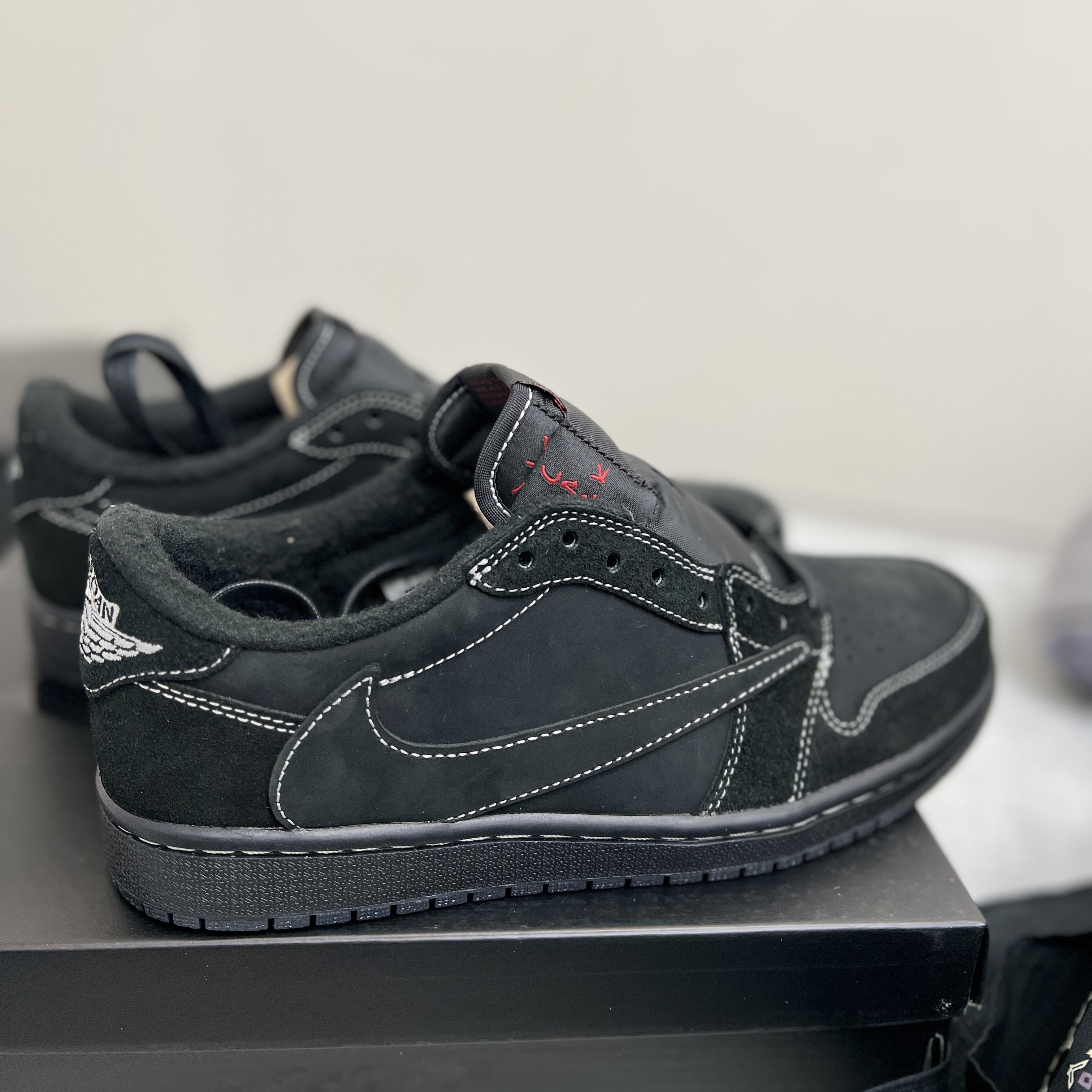Jordan 1 x Travis Scott Retro Low OG SP Black Phantom 착용 스타일 - 1