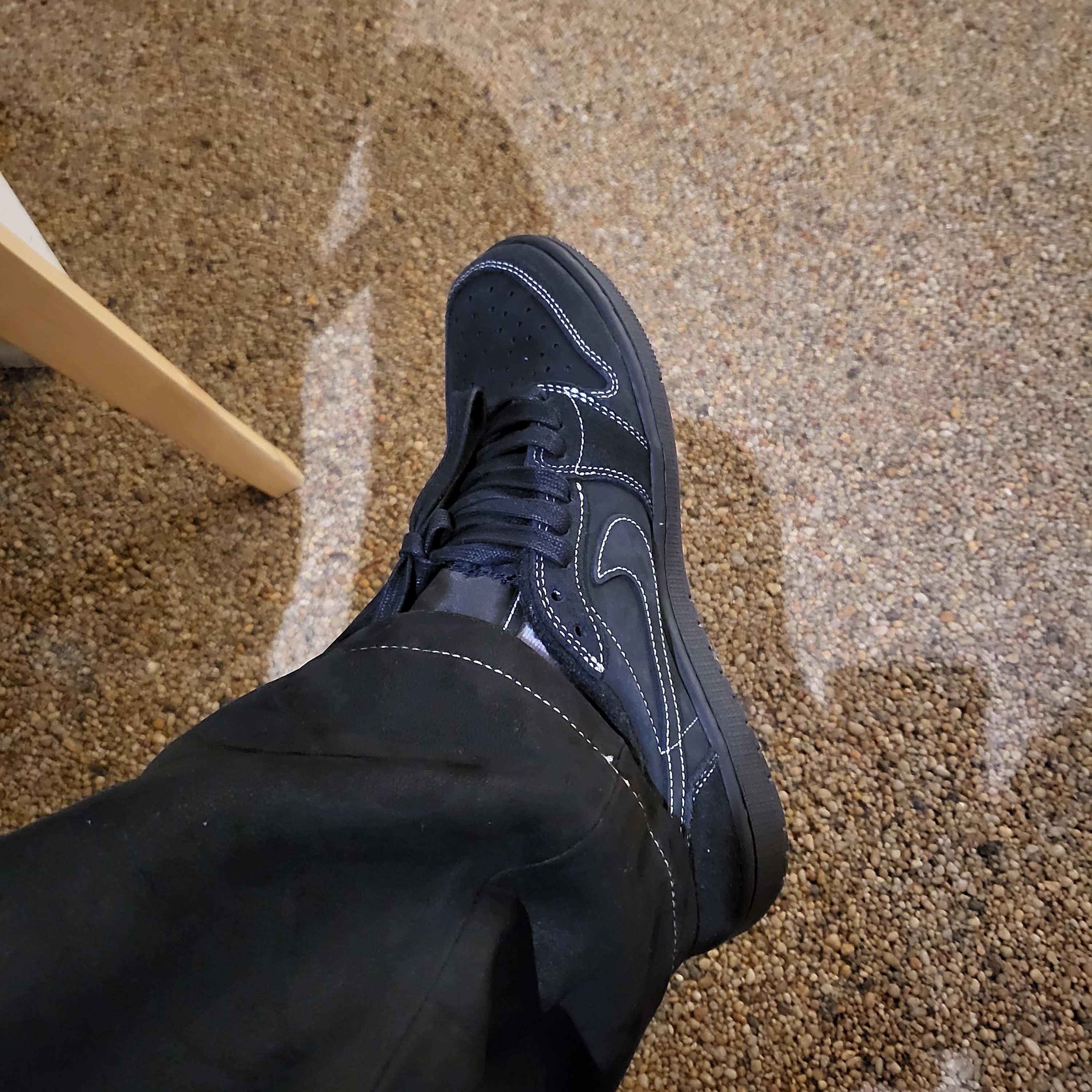Jordan 1 x Travis Scott Retro Low OG SP Black Phantom 착용 스타일 - 3