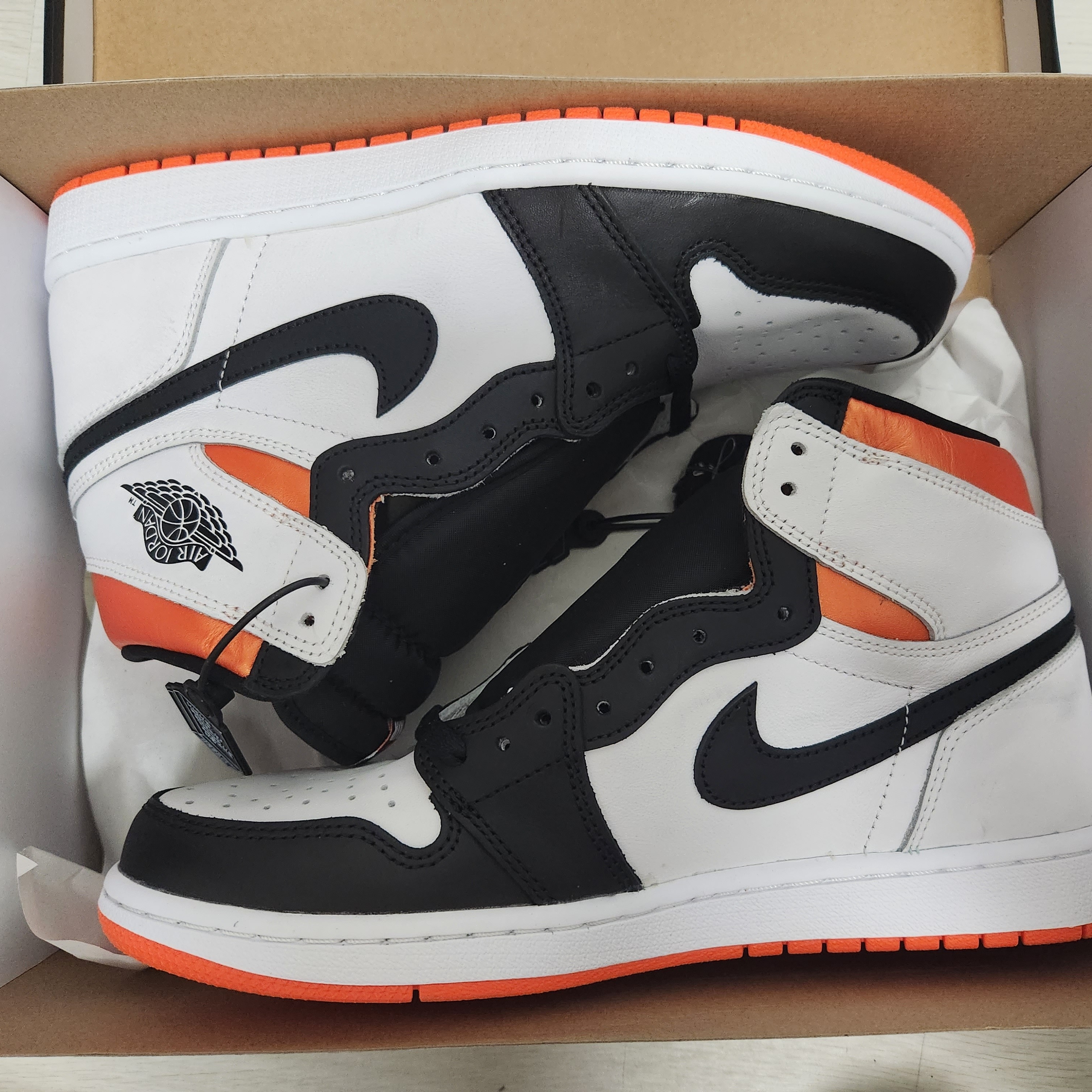 Jordan 1 Retro High OG Electro Orange 착용 스타일 - 1