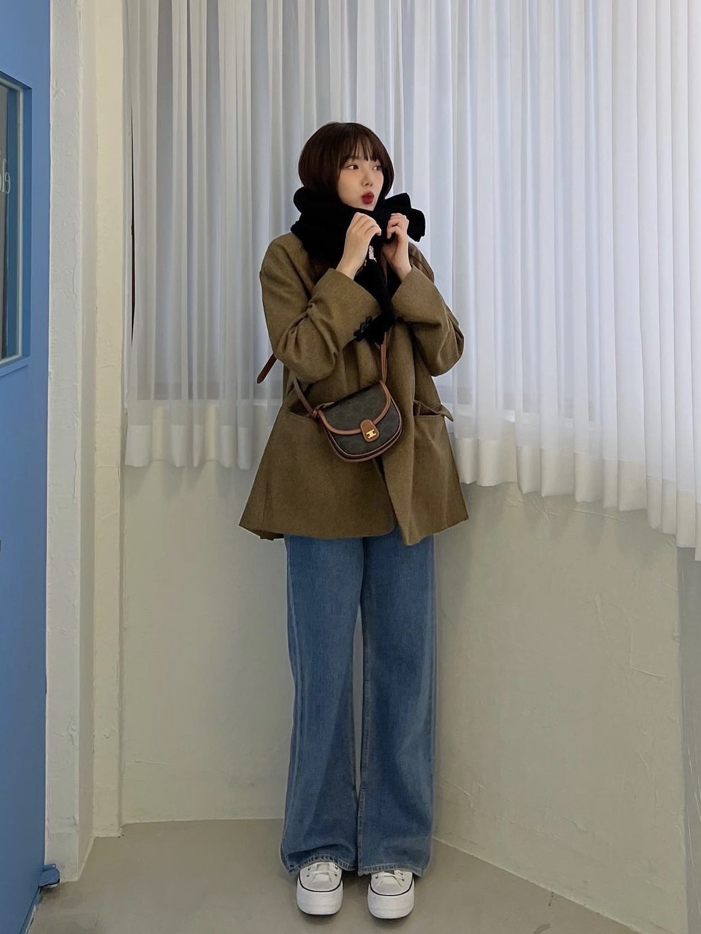 Celine Mini Besace in Triomphe Canvas and Calfskin Tan 착용 스타일 - 1