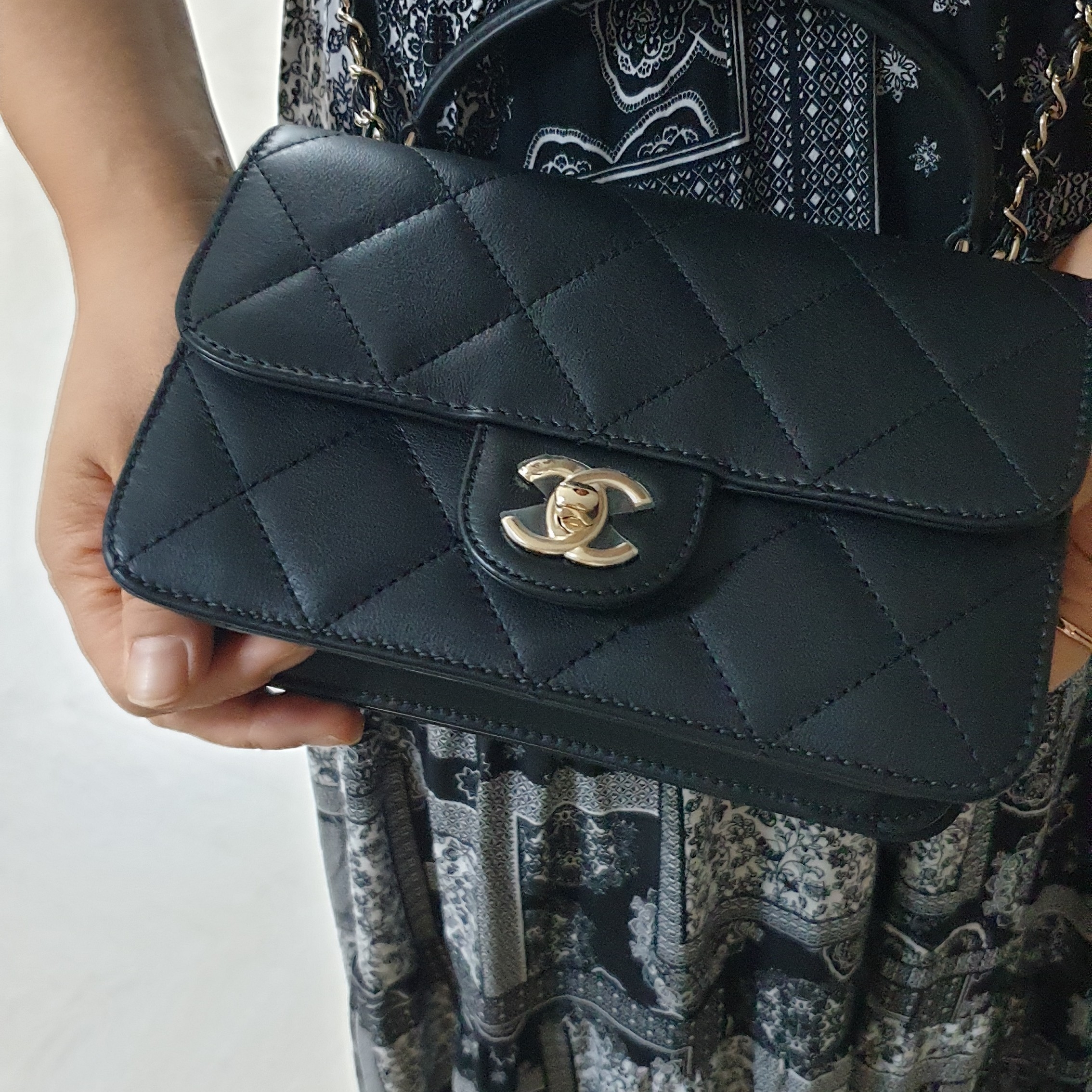 Chanel Mini Flap Bag with Top Handle Lambskin & Gold Black 착용 스타일 - 3