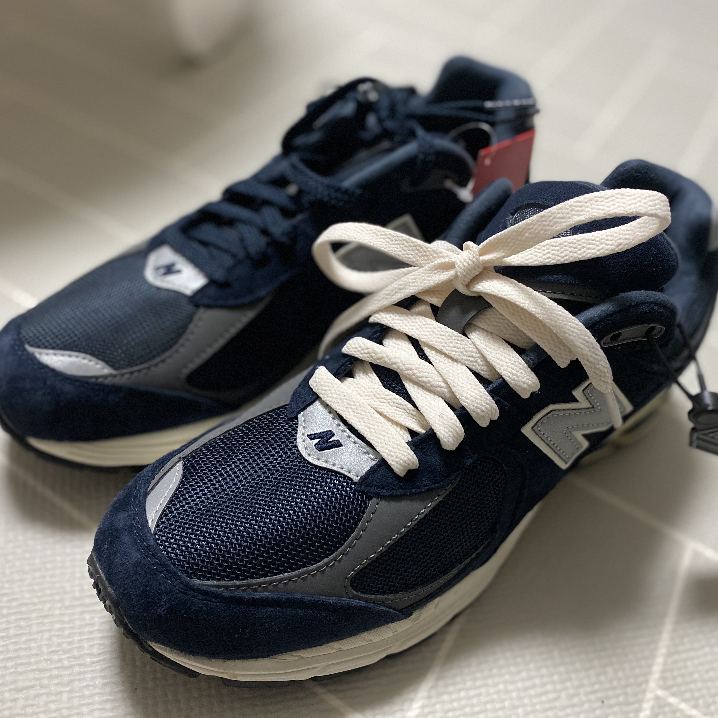 New Balance 2002R Eclipse Castlerock 착용 스타일