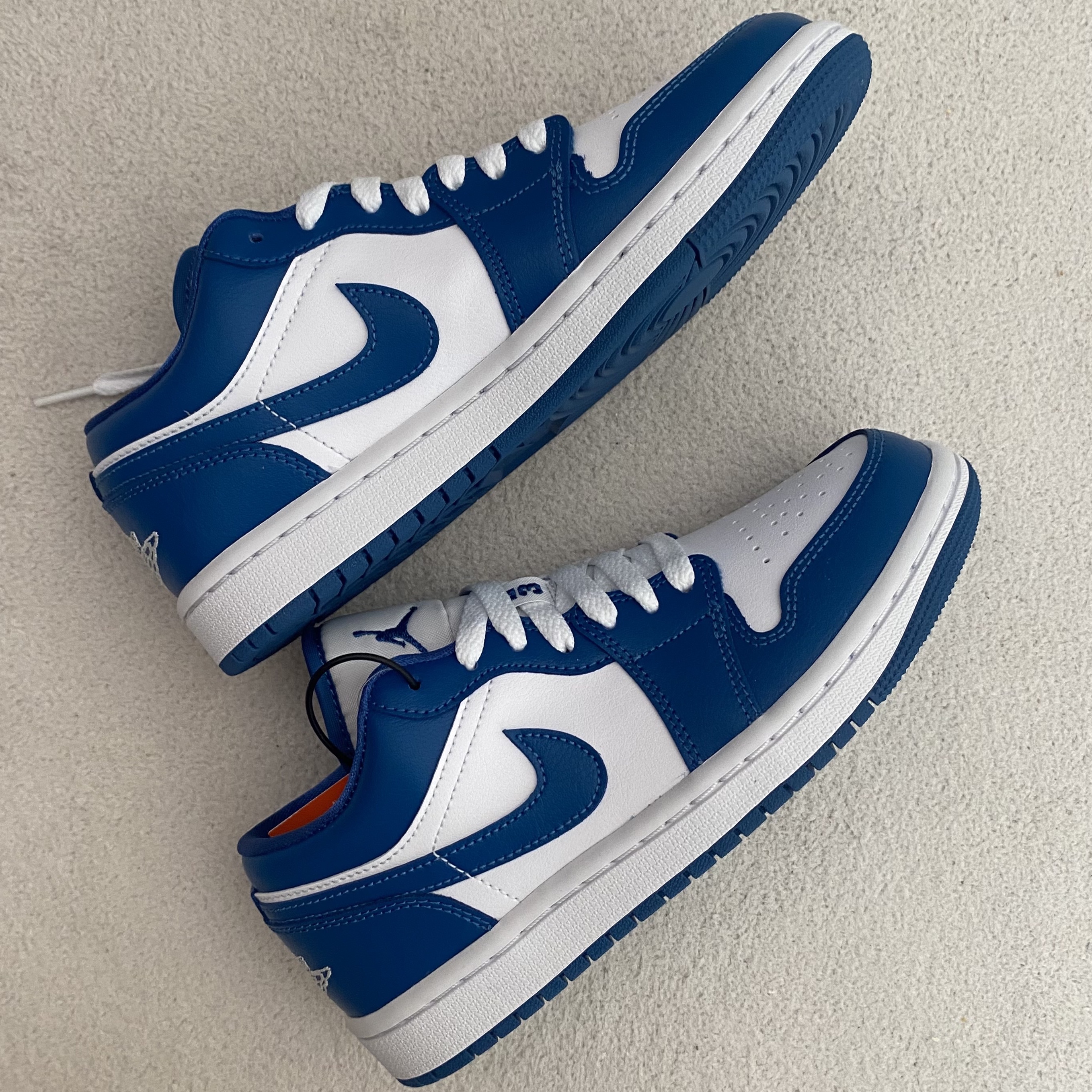 (W) Jordan 1 Low White Dark Marina Blue 착용 스타일 - 3