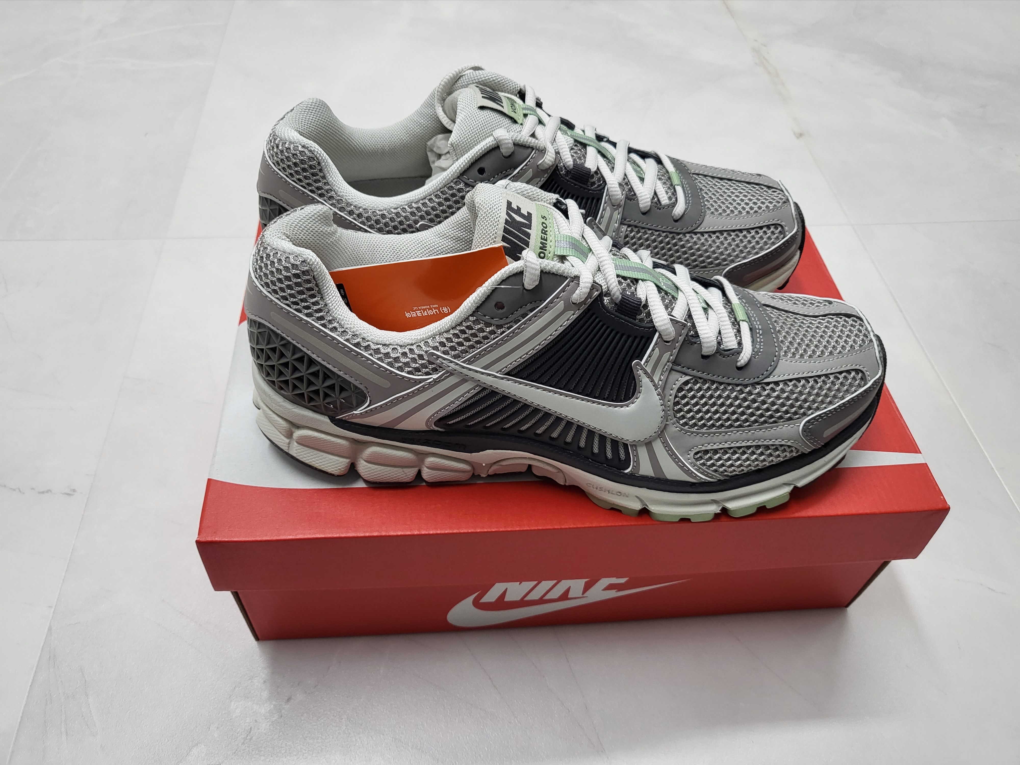 (W) Nike Zoom Vomero 5 Cobblestone and Flat Pewter 착용 스타일