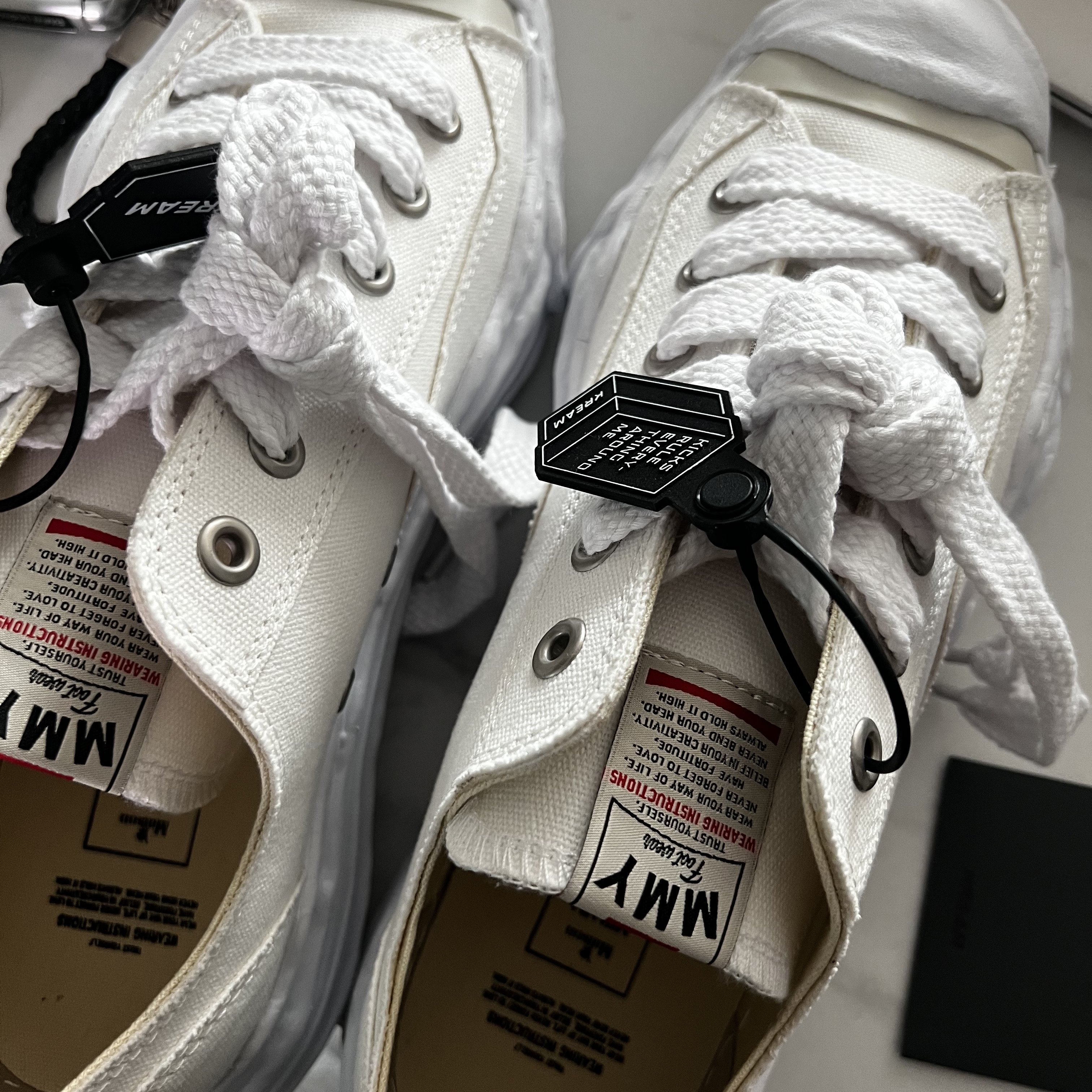 Maison Mihara Yasuhiro Hank OG Sole Canvas Low-top Sneakers White 착용 스타일 - 1