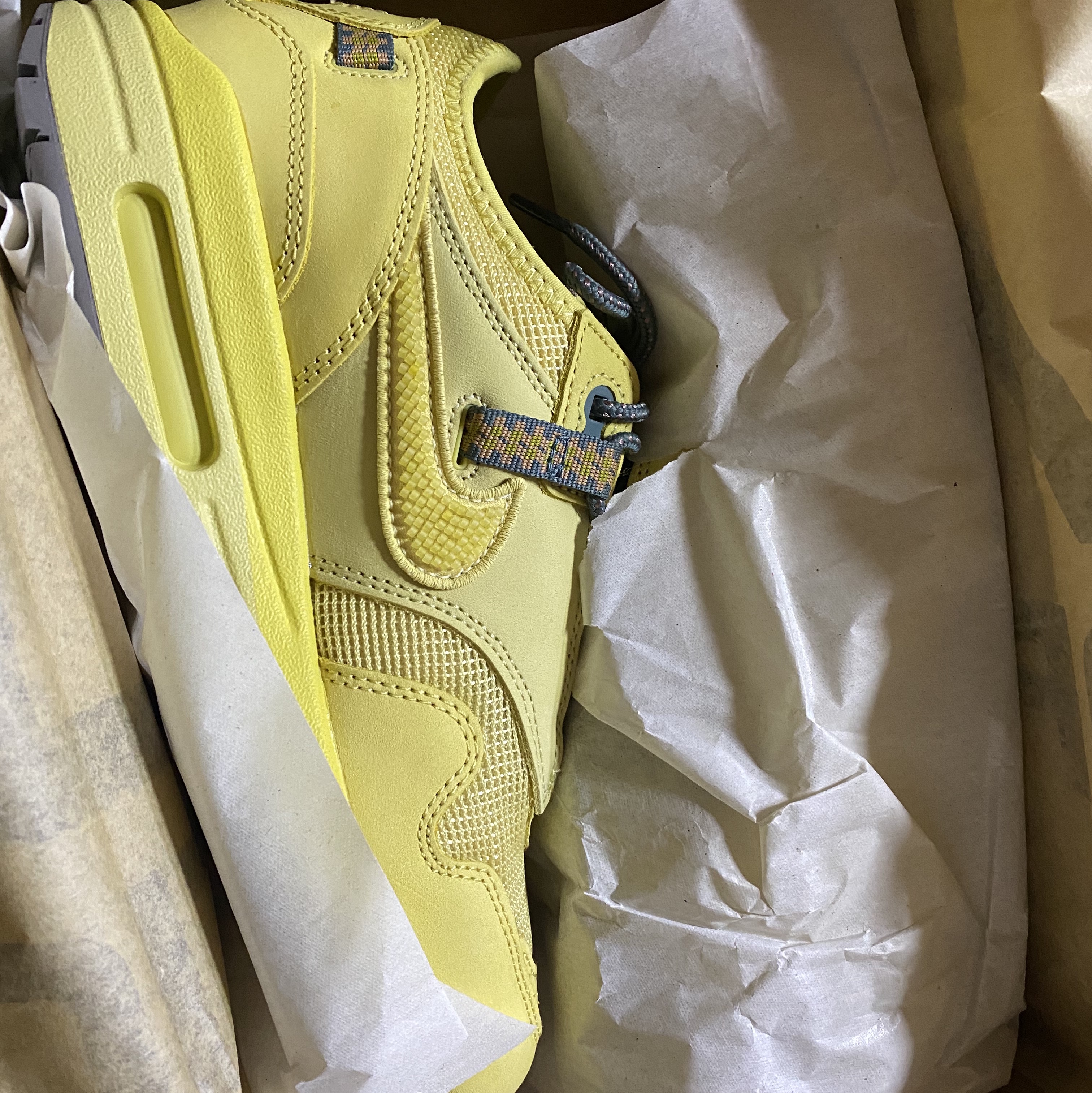 Nike x Travis Scott Air Max 1 Cact.us Gold 착용 스타일