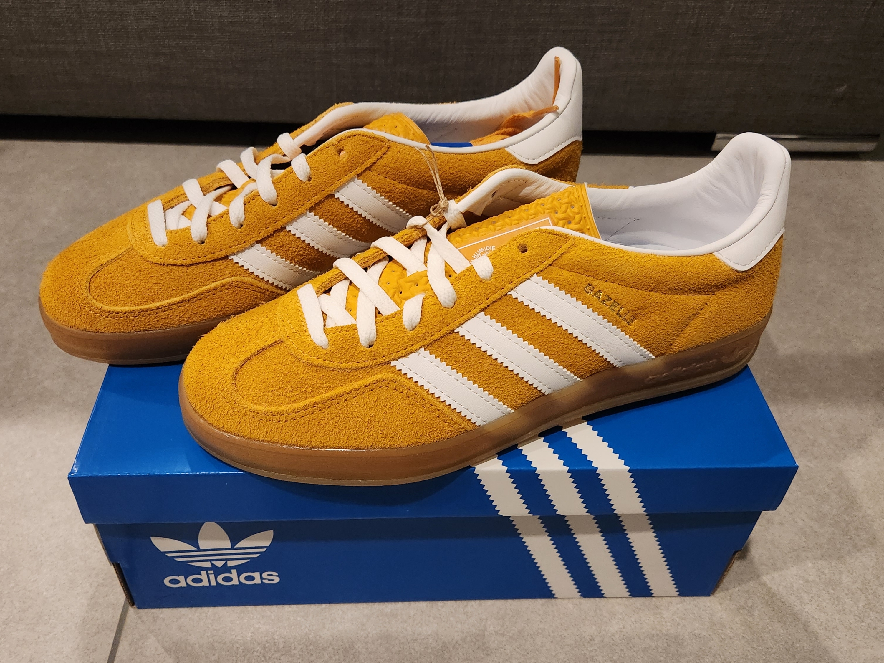 (W) Adidas Gazelle Indoor Orange Peel Cloud White 착용 스타일