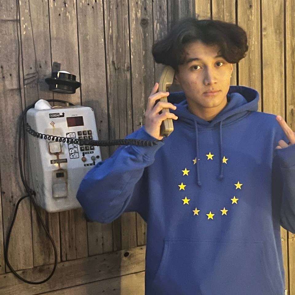 Souvenir Official Eunify Classic Hoodie Blue 2022 착용 스타일 - 2