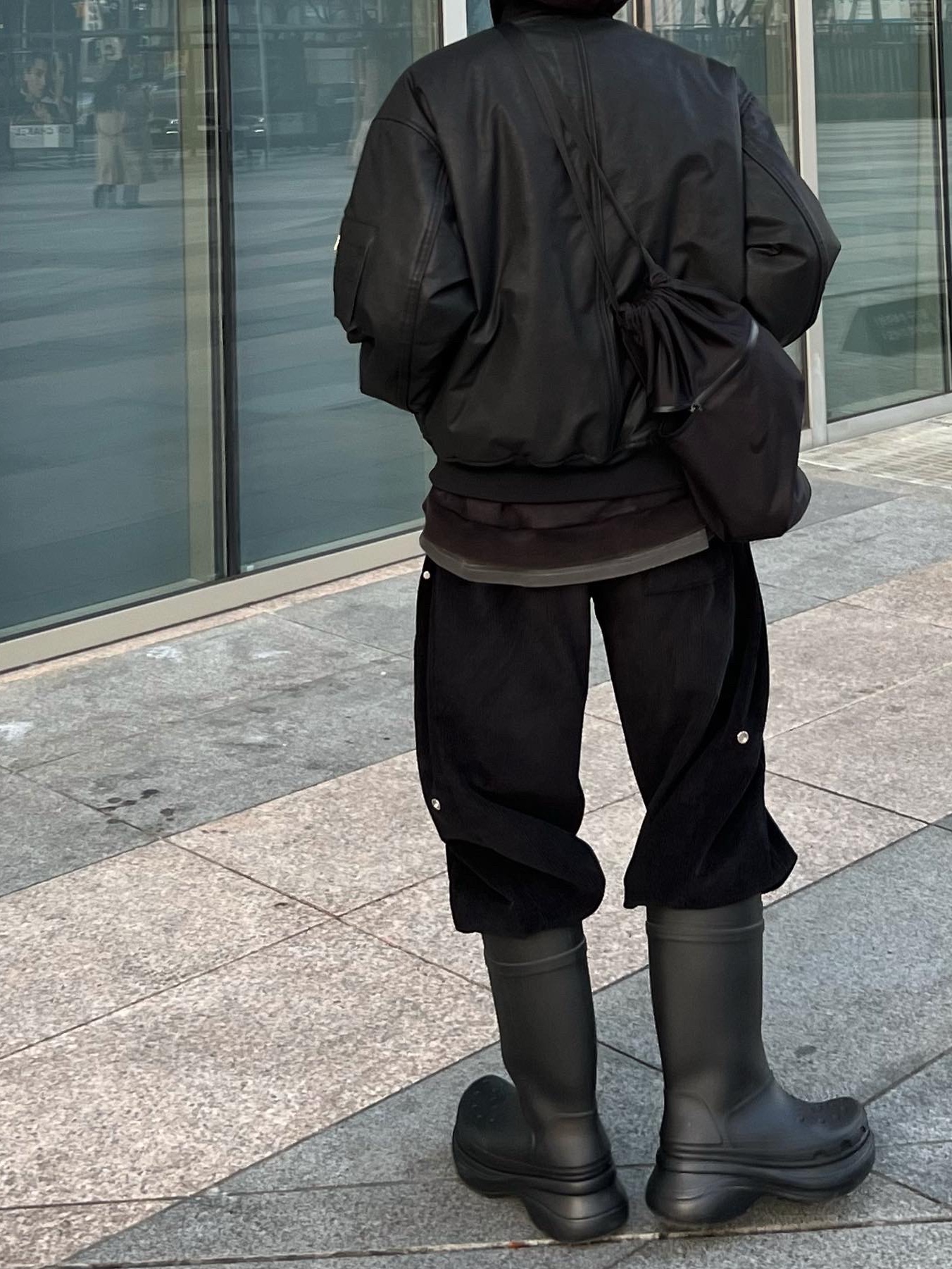 Balenciaga x Crocs Rubber Boot Black 착용 스타일 - 3