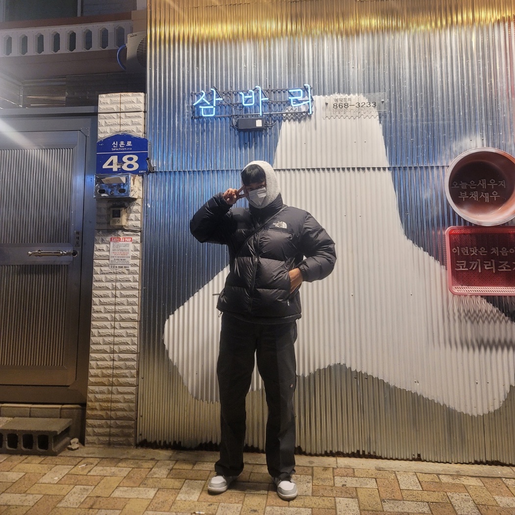 The North Face 1996 Eco Nuptse Jacket Black, Jordan 1 Mid Light Smoke Grey 착용 스타일