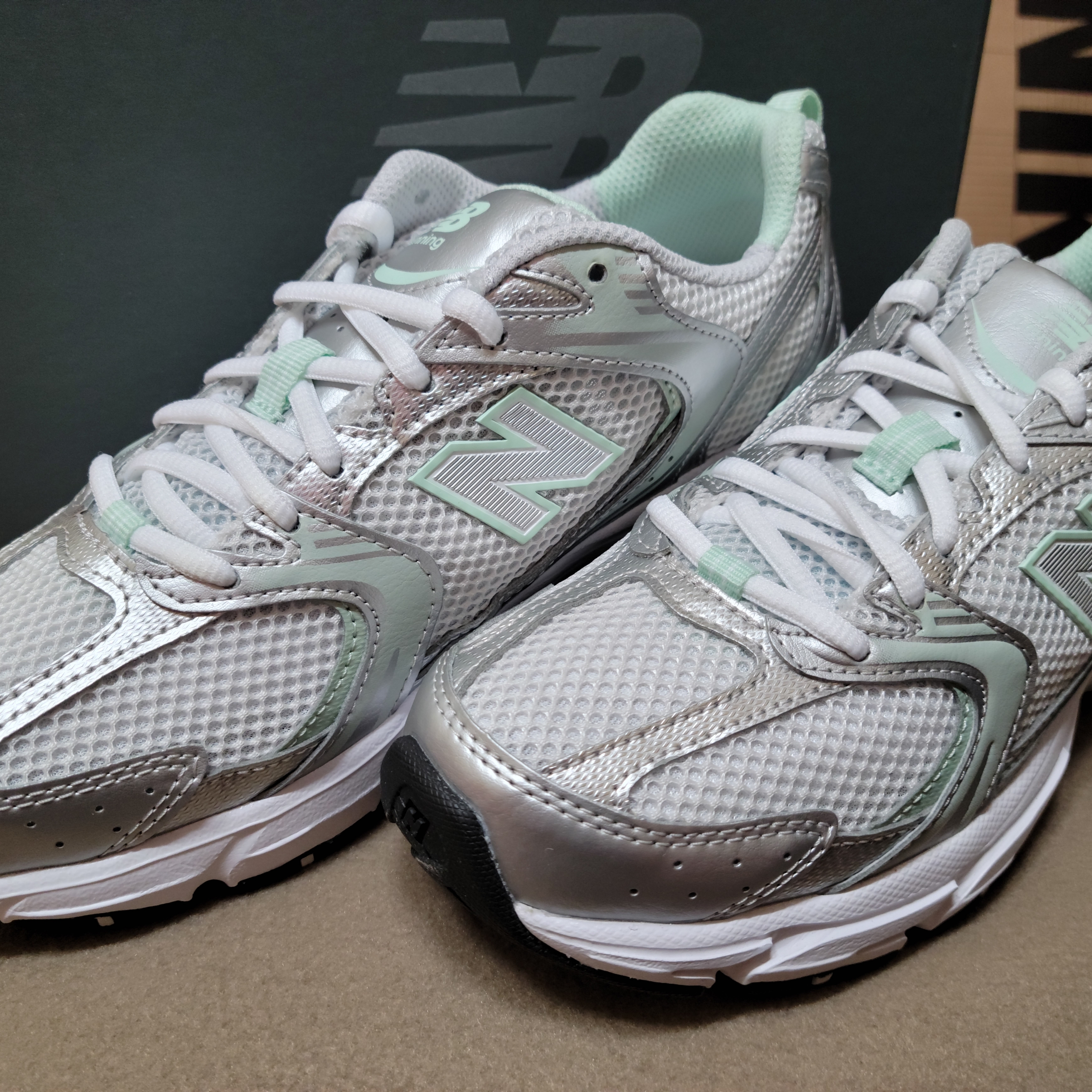 New Balance 530 White Summer Fog 착용 스타일