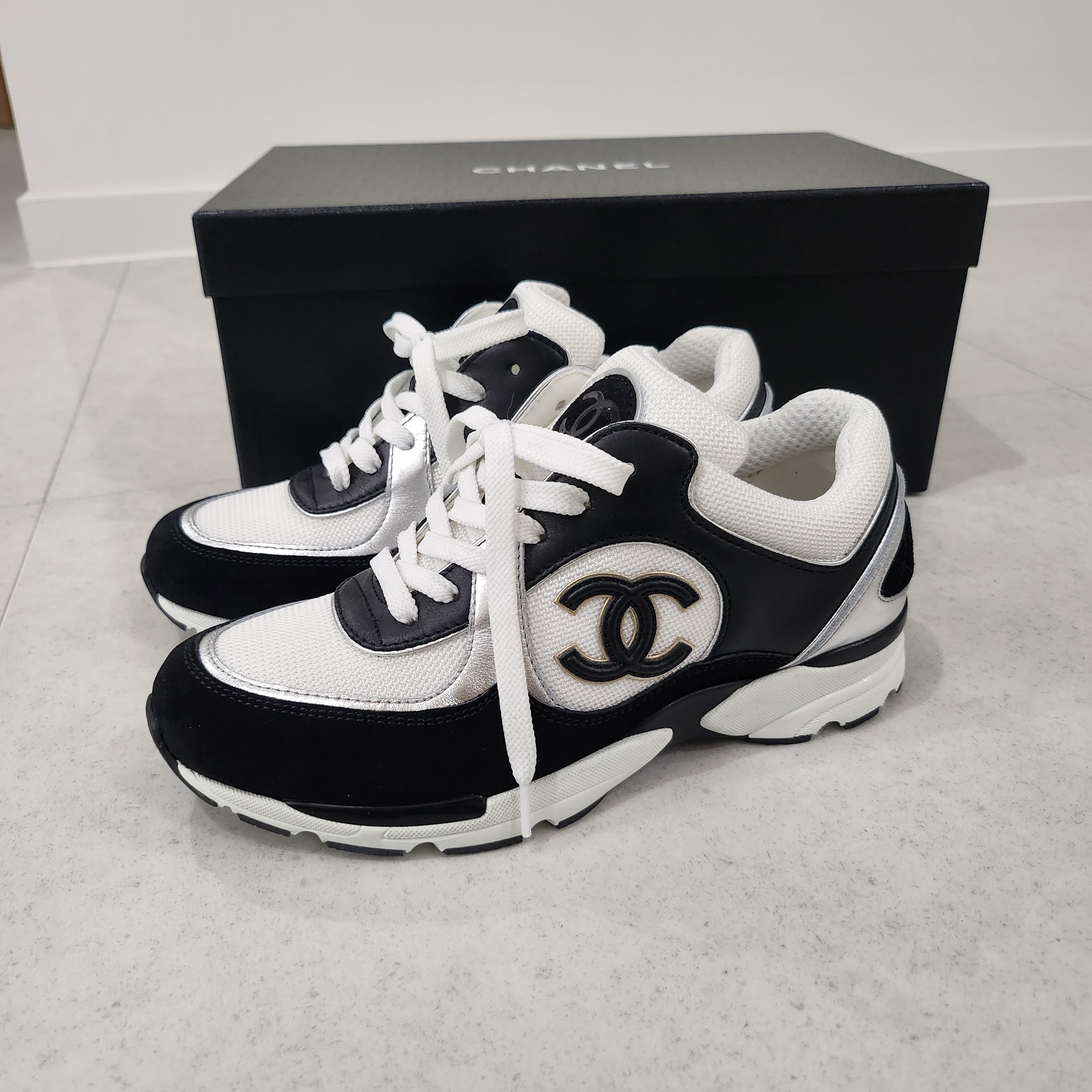 (W) Chanel Sneakers Calfskin Fabric & Black White Silver 착용 스타일
