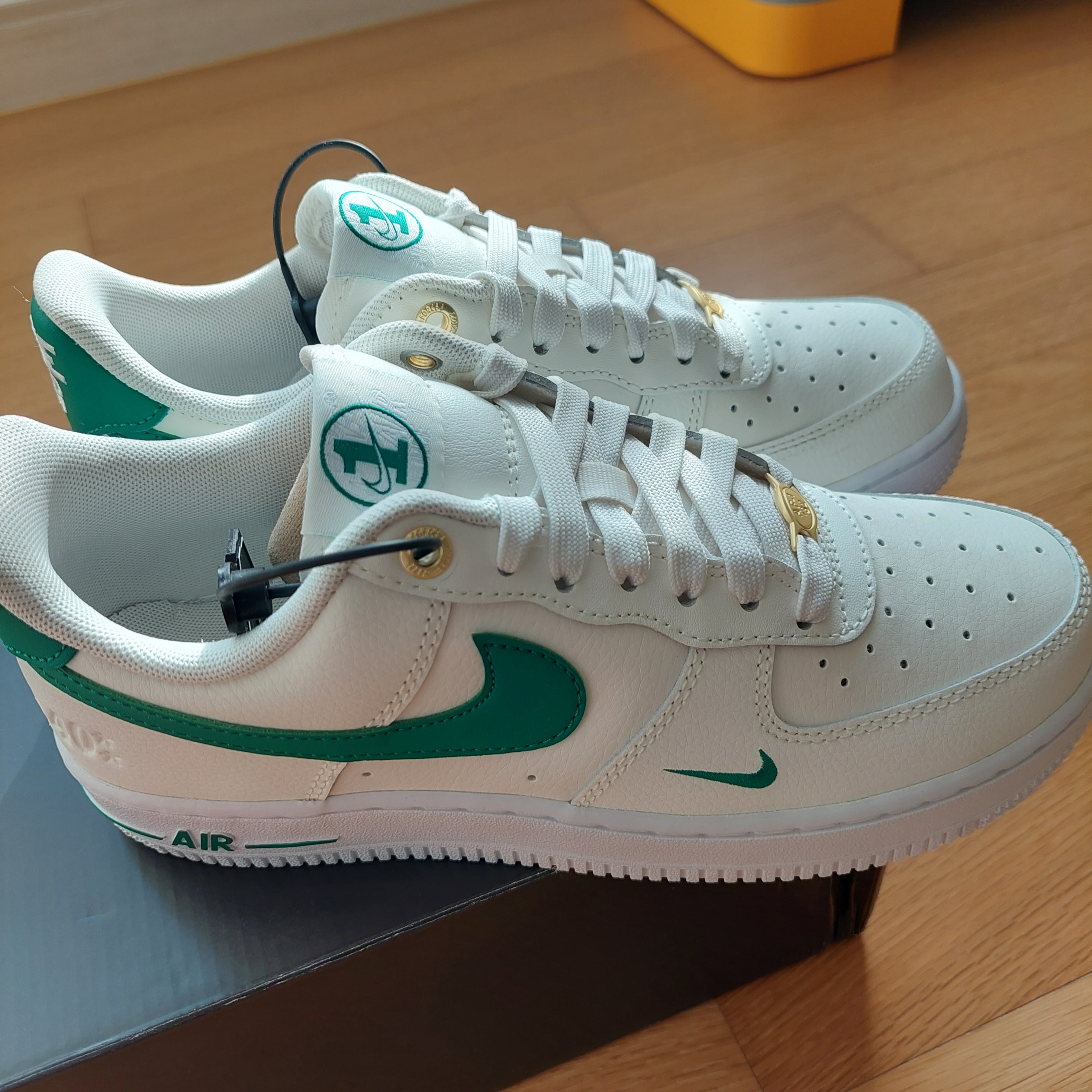 (W) Nike Air Force 1 '07 SE 40th Anniversary Join Forces Sail Malachite 착용 스타일 - 3