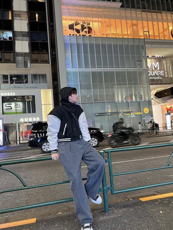COS Quilted Oversized Shoulder Bag Black, Maison Mihara Yasuhiro Hank OG Sole Canvas Low-top Sneakers Black 착용 스타일 - 1