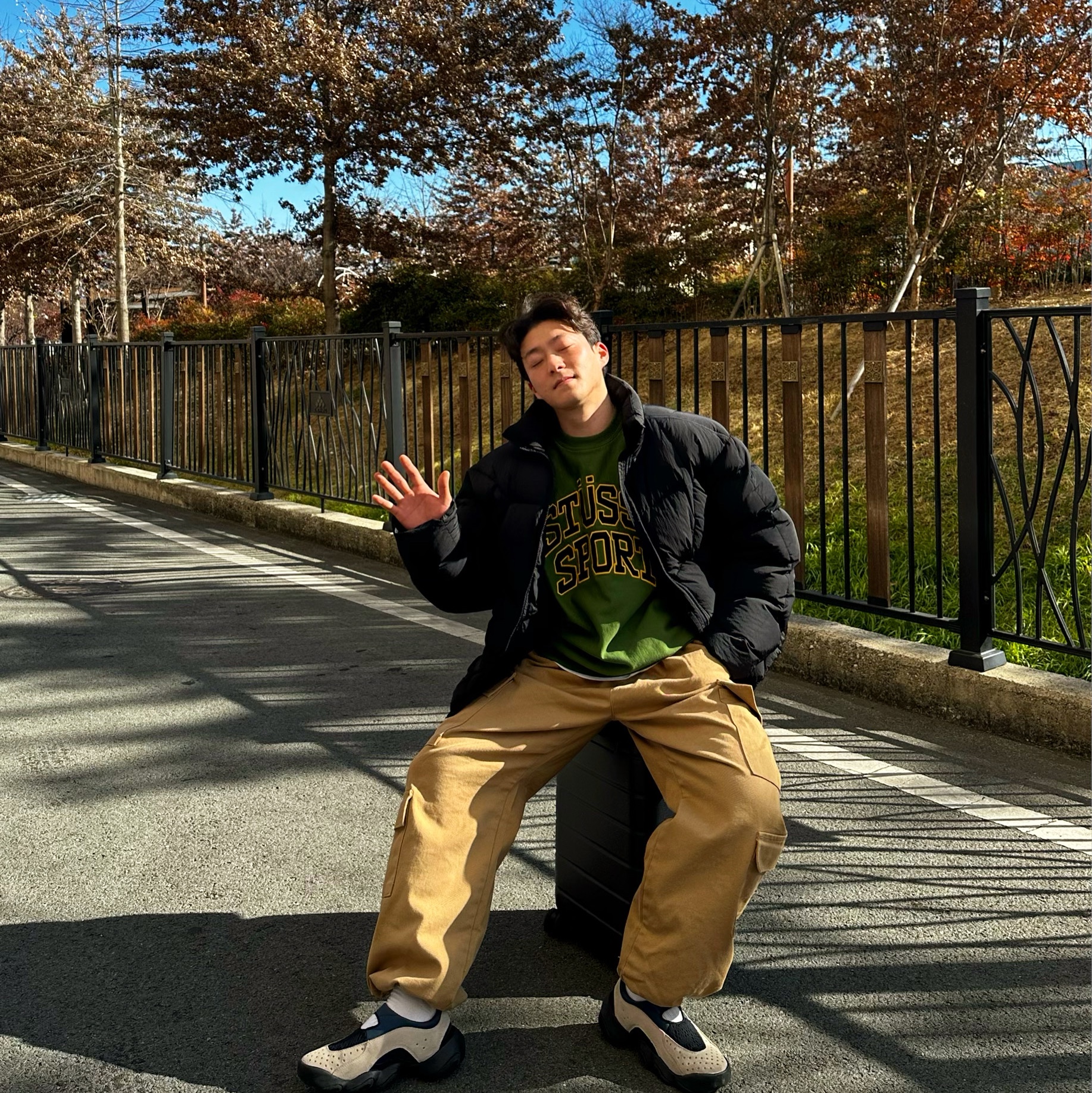 Stussy Relaxed Oversized Crew Green, Oakley Factory Team x Brain Dead Flesh Sandal Sand Blue 착용 스타일