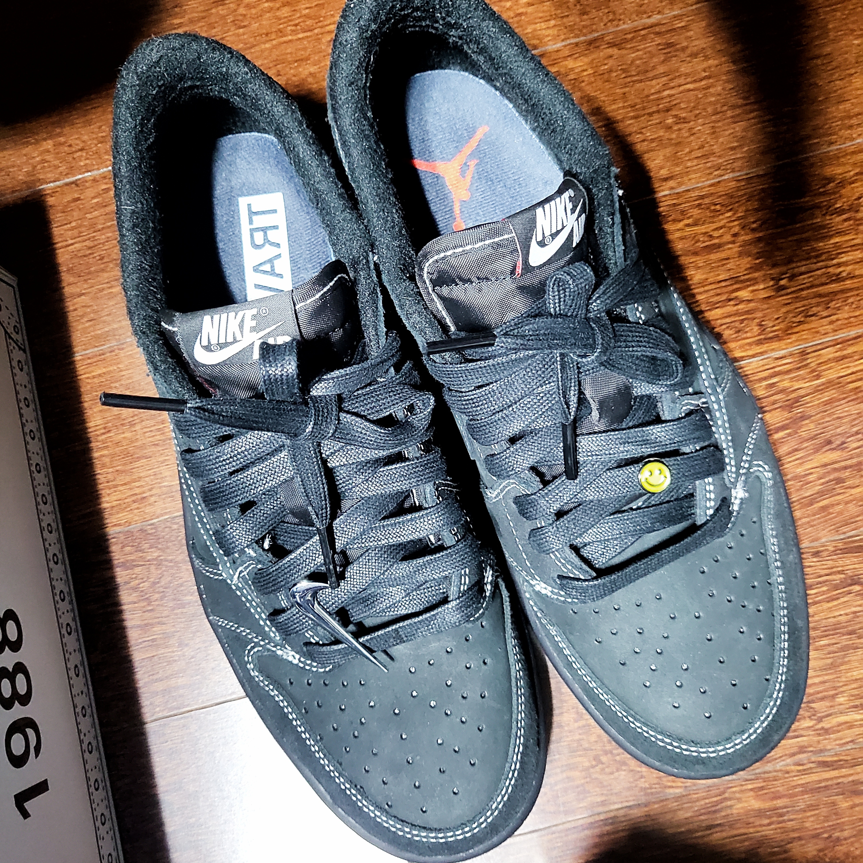Jordan 1 x Travis Scott Retro Low OG SP Black Phantom 착용 스타일 - 4