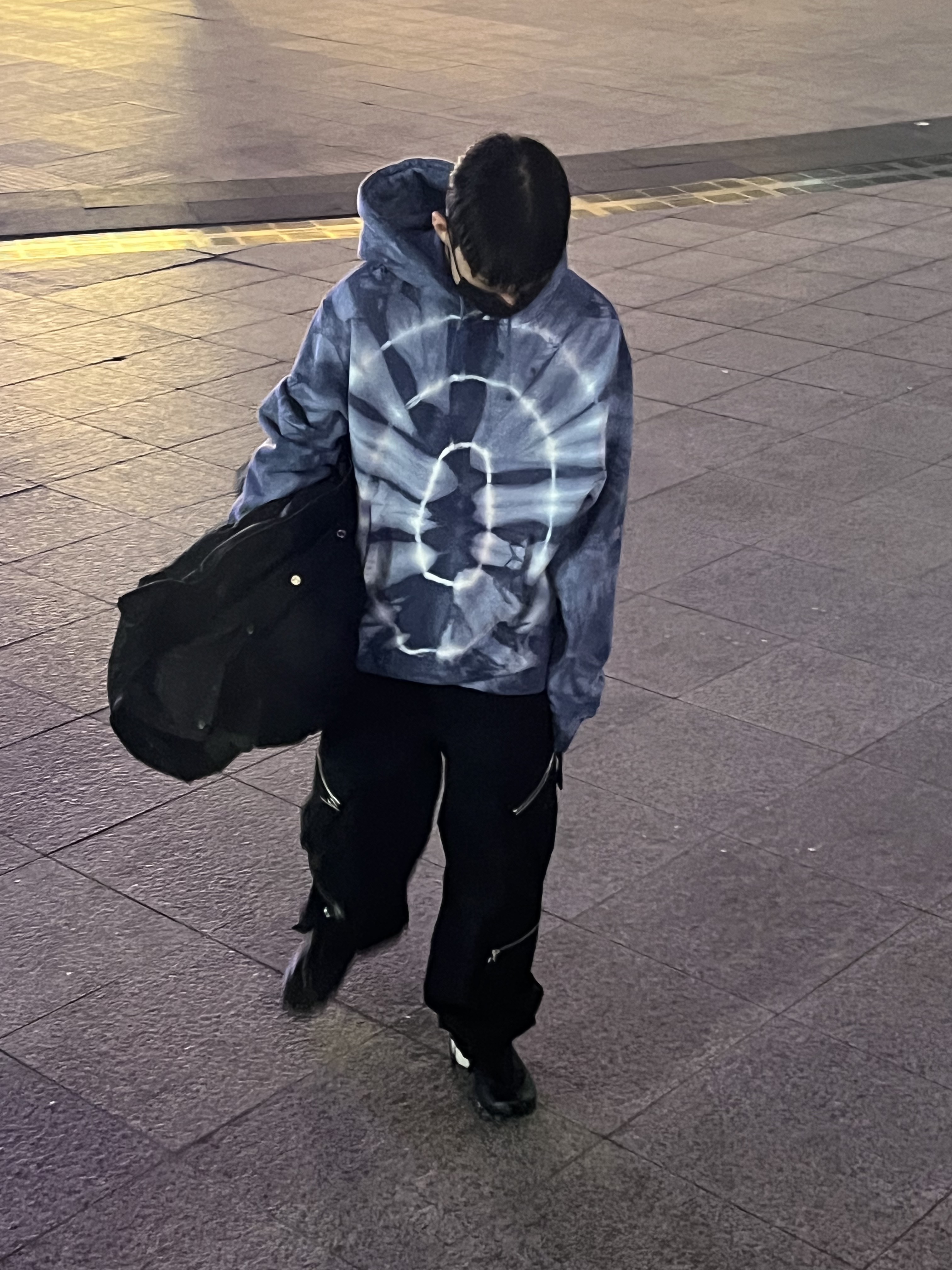 Stussy x Dries Van Noten Tie Dye Hoodie Blue, Salomon x MM6 Maison Margiela Cross Low Black 착용 스타일 - 2