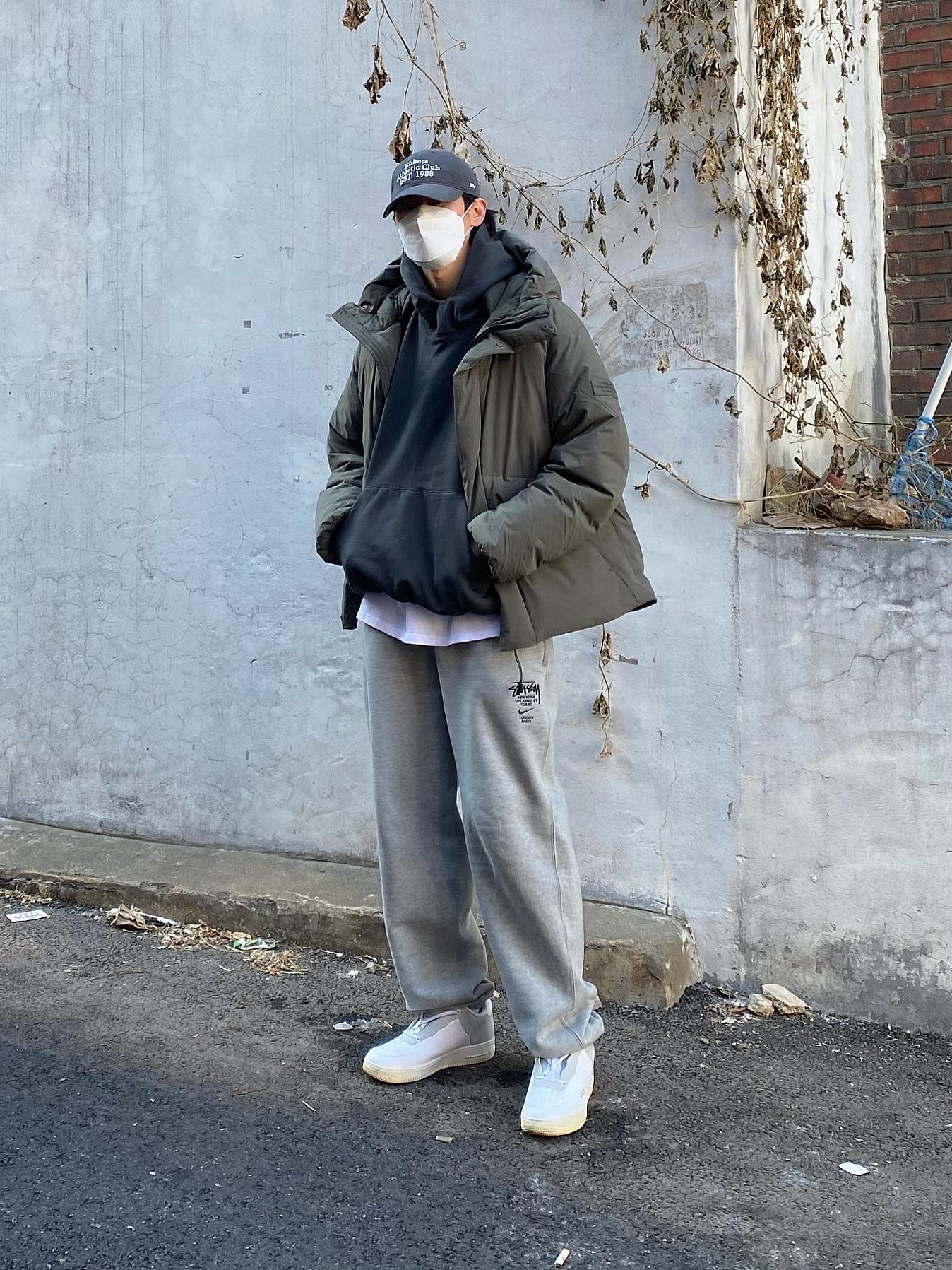 Nike x A-Cold-Wall Air Force 1 Low White, Nike x Stussy NRG RA Fleece Pants Dark Grey Heather (DJ9491-063) 착용 스타일 - 3