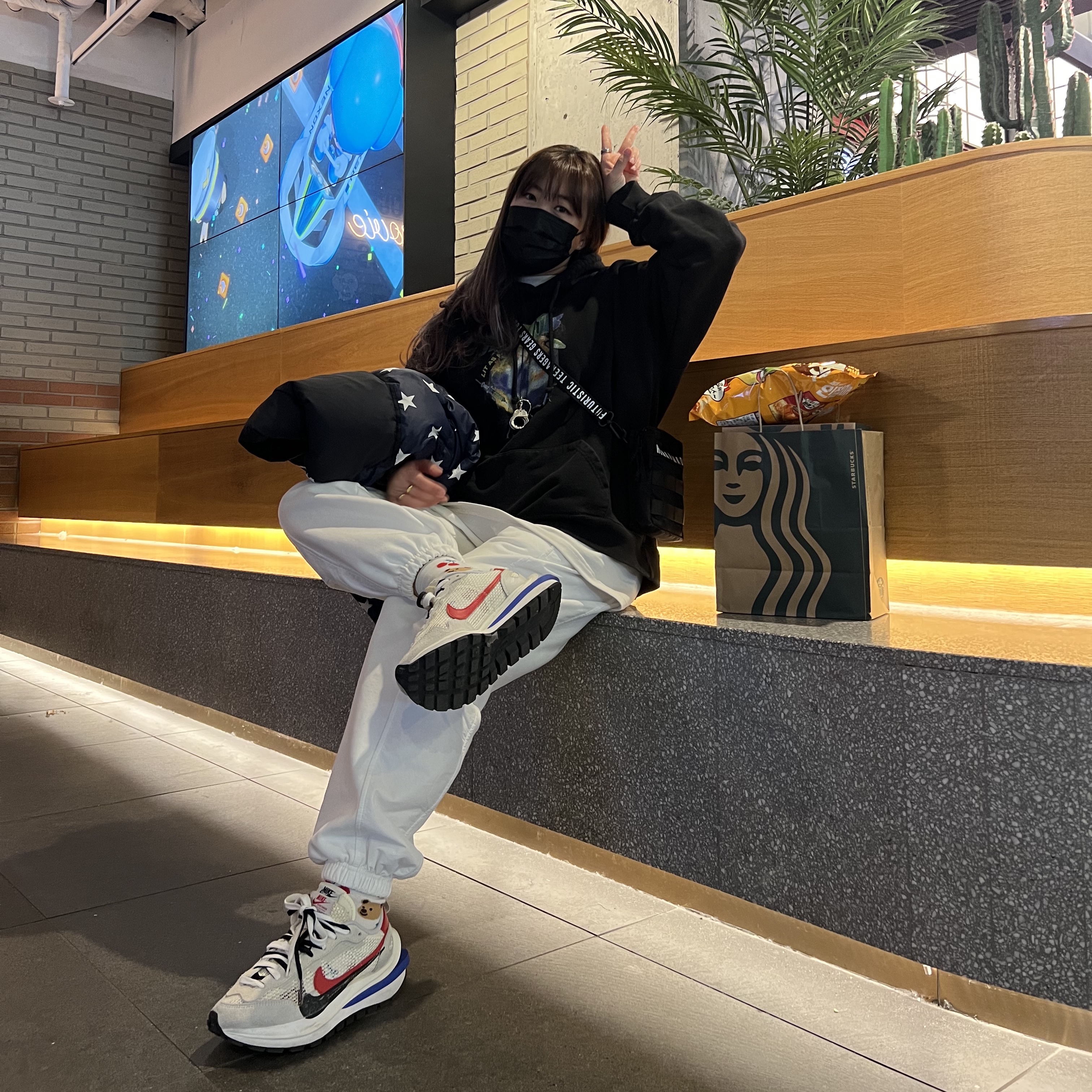 Nike x Sacai VaporWaffle Royal Fuchsia 착용 스타일