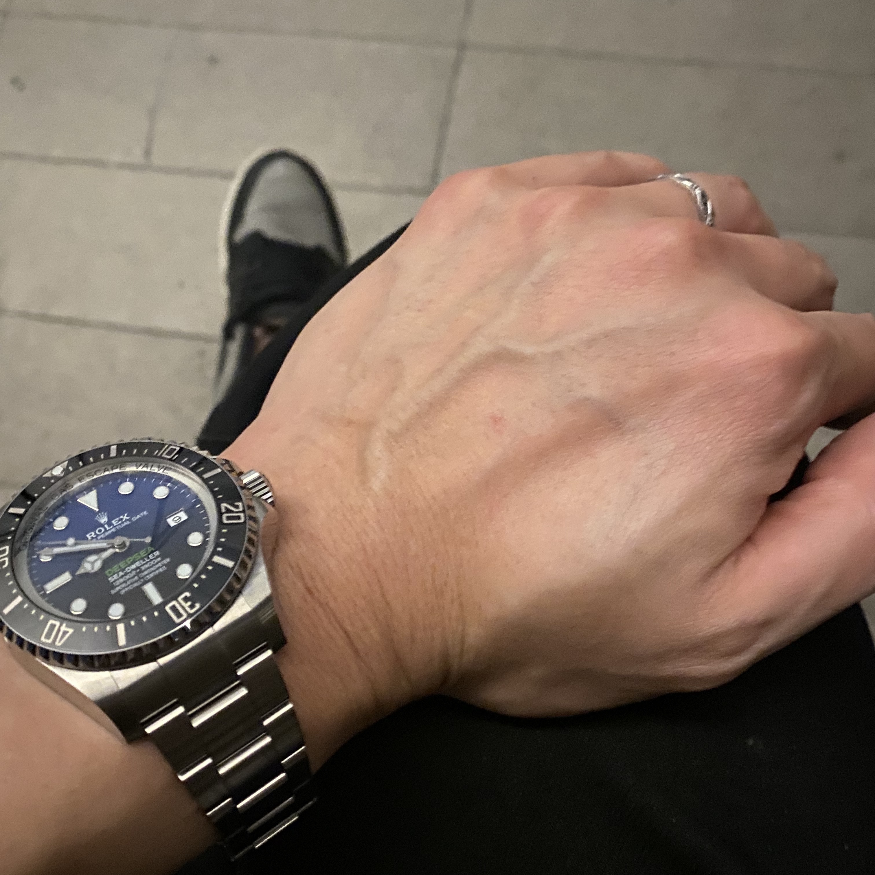 Rolex Sea-Dweller 44mm 126660 D-Blue Oyster, Jordan 1 Retro High OG Shadow 2018 착용 스타일
