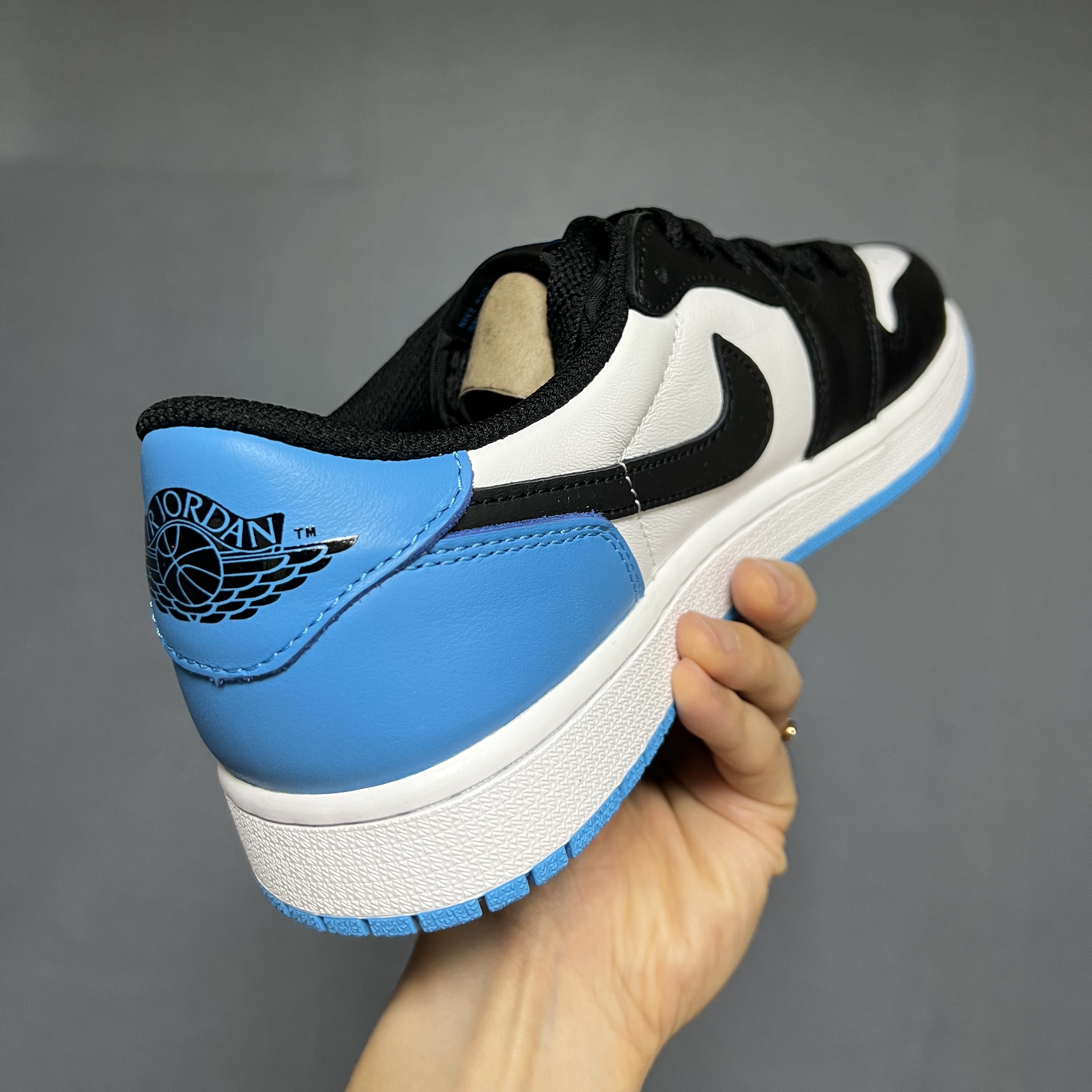 Jordan 1 Retro Low OG Black and Dark Powder Blue 착용 스타일 - 2