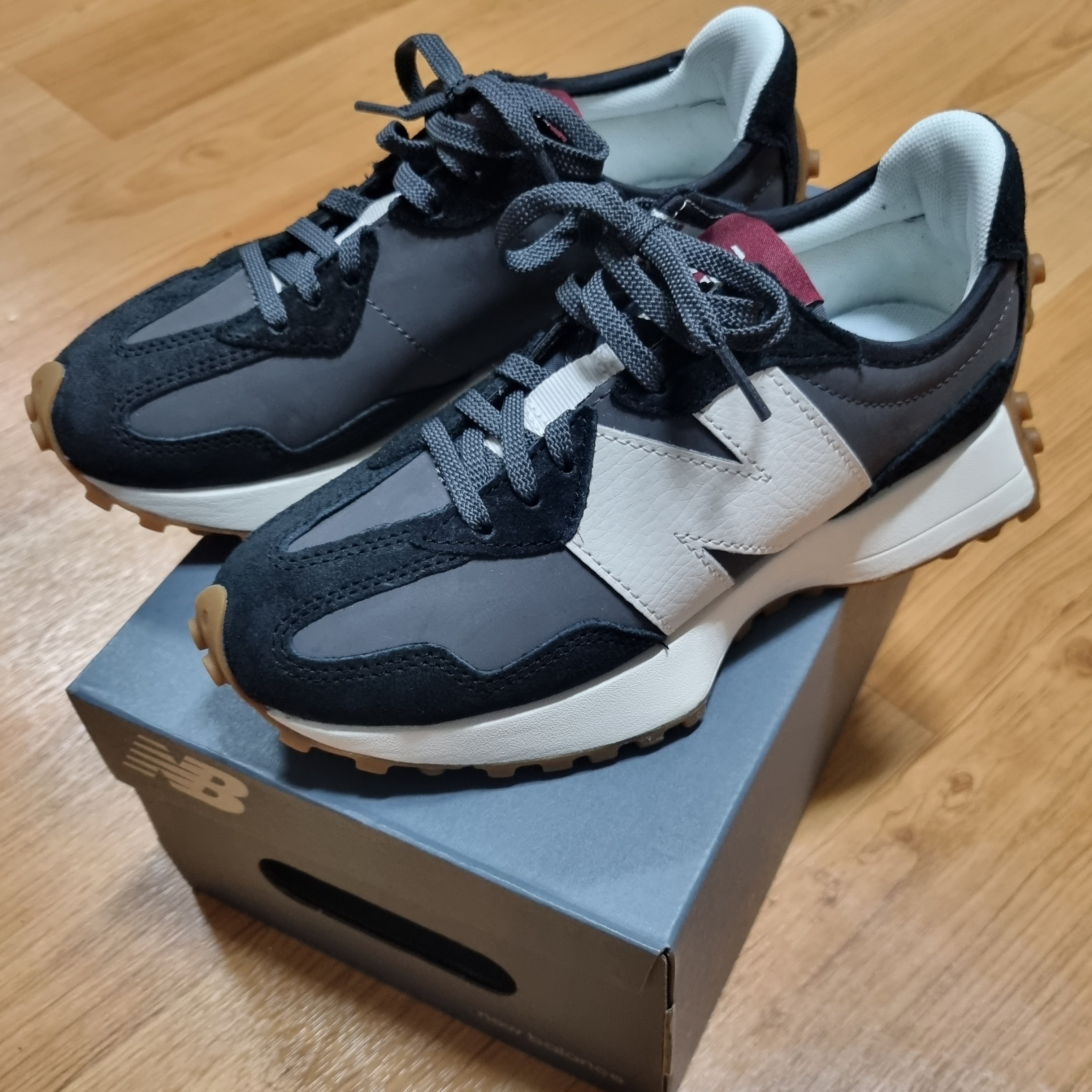 (W) New Balance 327 Black Moonbeam 착용 스타일 - 1