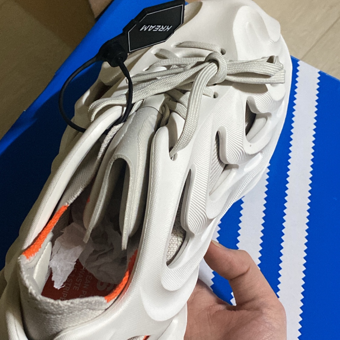 Adidas Adifom Q Off White 착용 스타일 - 2