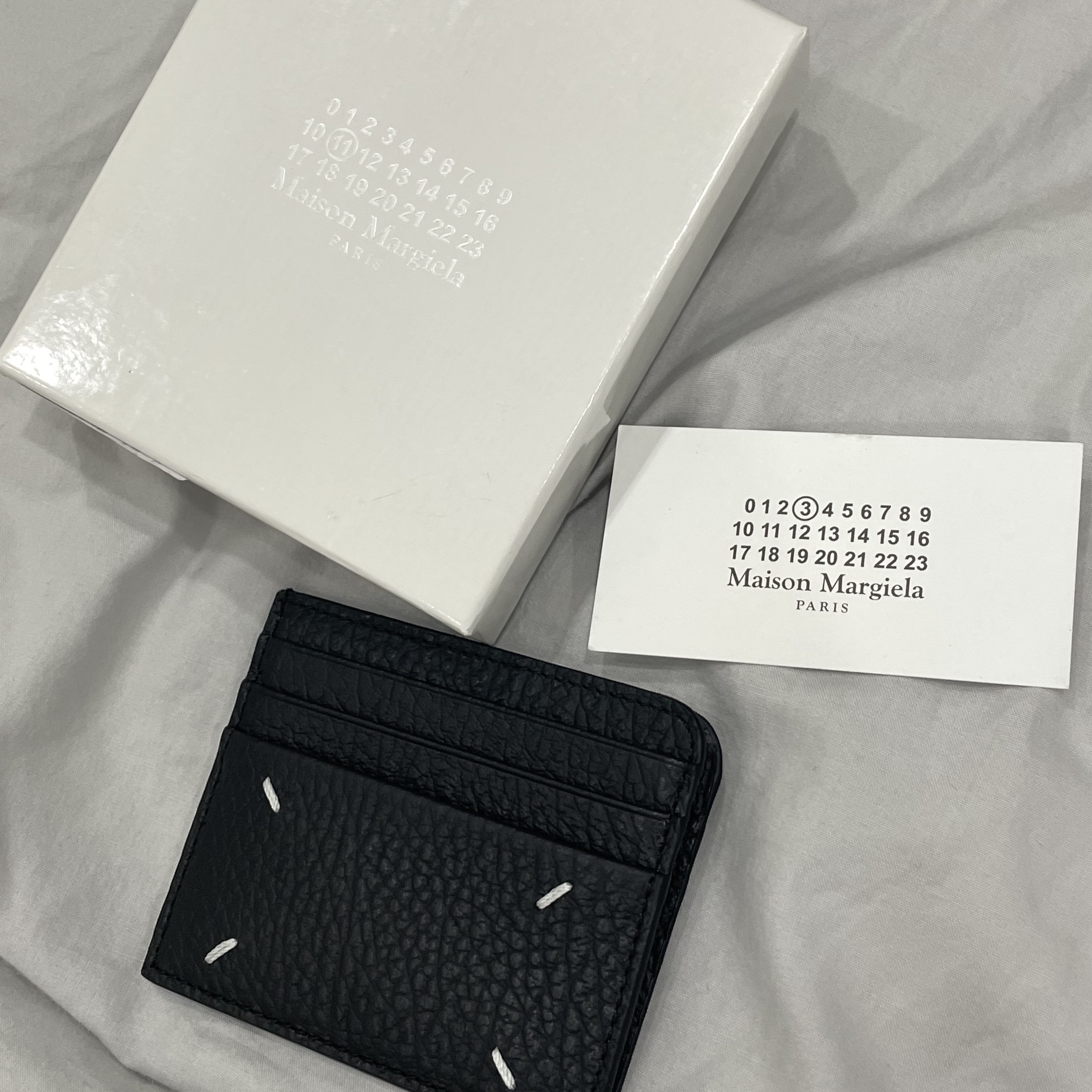 Maison Margiela Stitch Card Holder Black 착용 스타일 - 2
